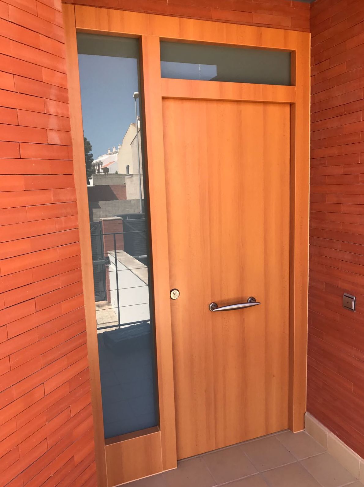 Forrado de aluminio puerta de madera: Productos y sevicios de Rafelmetal, S.L. Forrado de aluminio puerta de madera: Productos y sevicios de Rafelmetal, S.L.
