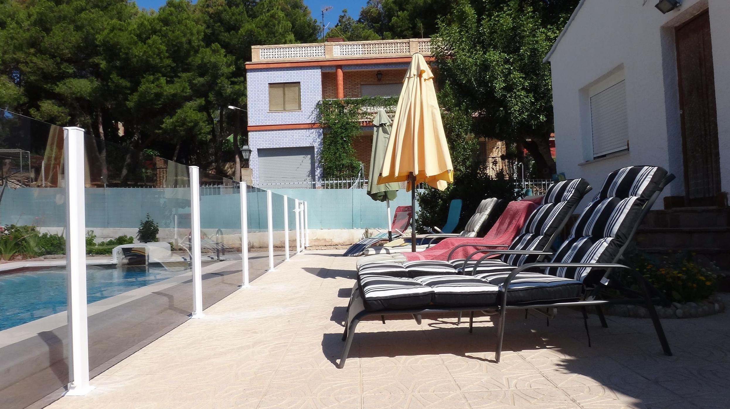 Vallado de piscina fabricado con aluminio blanco y vidrio laminado. Vallado de piscina fabricado con aluminio blanco y vidrio laminado.