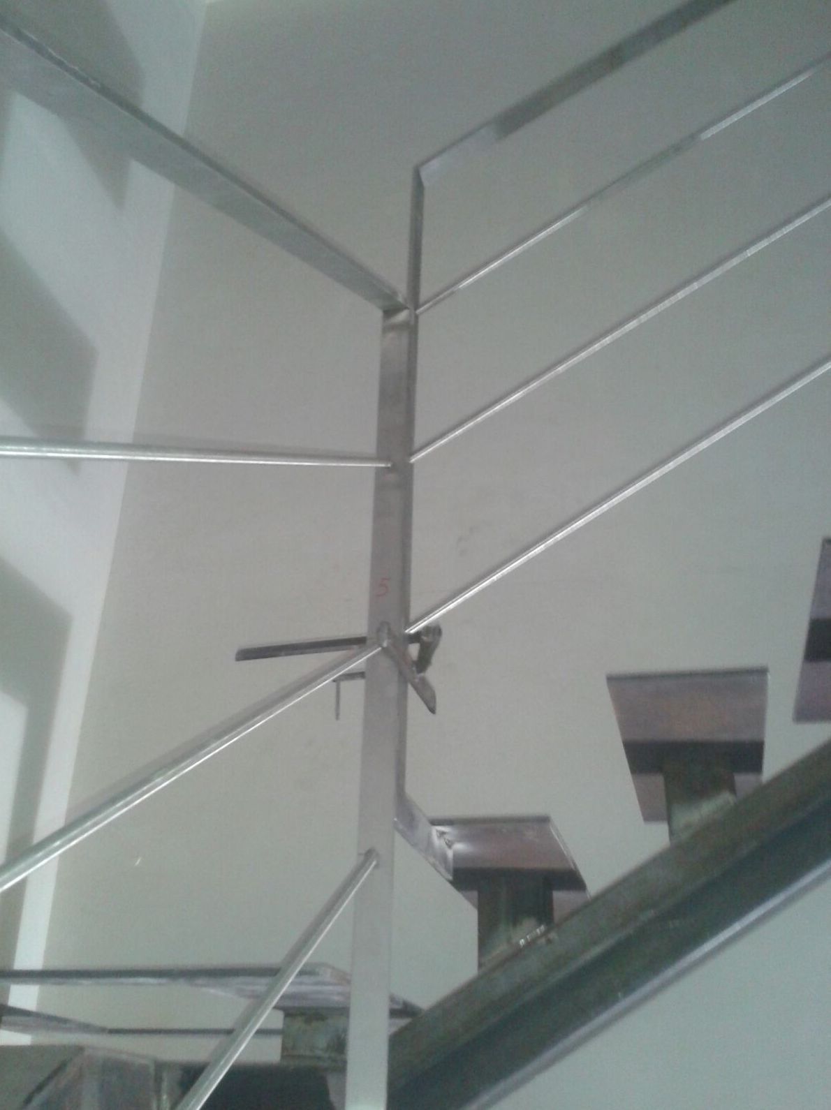 Estructura de escalera preparada para peldaños de madera, con barandilla de inoxidable. Estructura de escalera preparada para peldaños de madera, con barandilla de inoxidable.