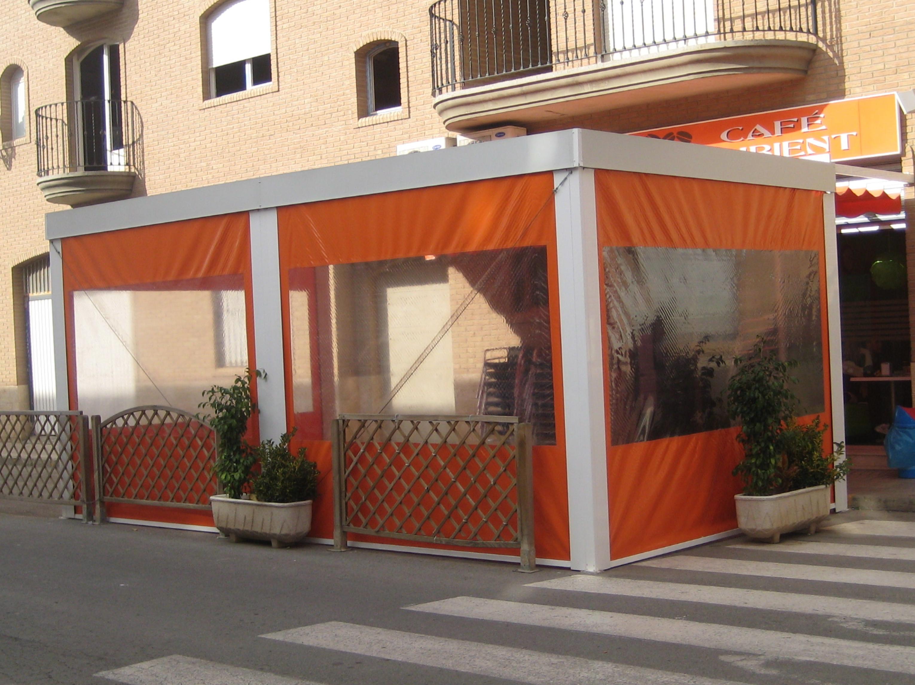 Toldo plano con estructura de aluminio blanco y lona de pvc con ventanas transparente, cerrado lateralmente con telones. Toldo plano con estructura de aluminio blanco y lona de pvc con ventanas transparente, cerrado lateralmente con telones.