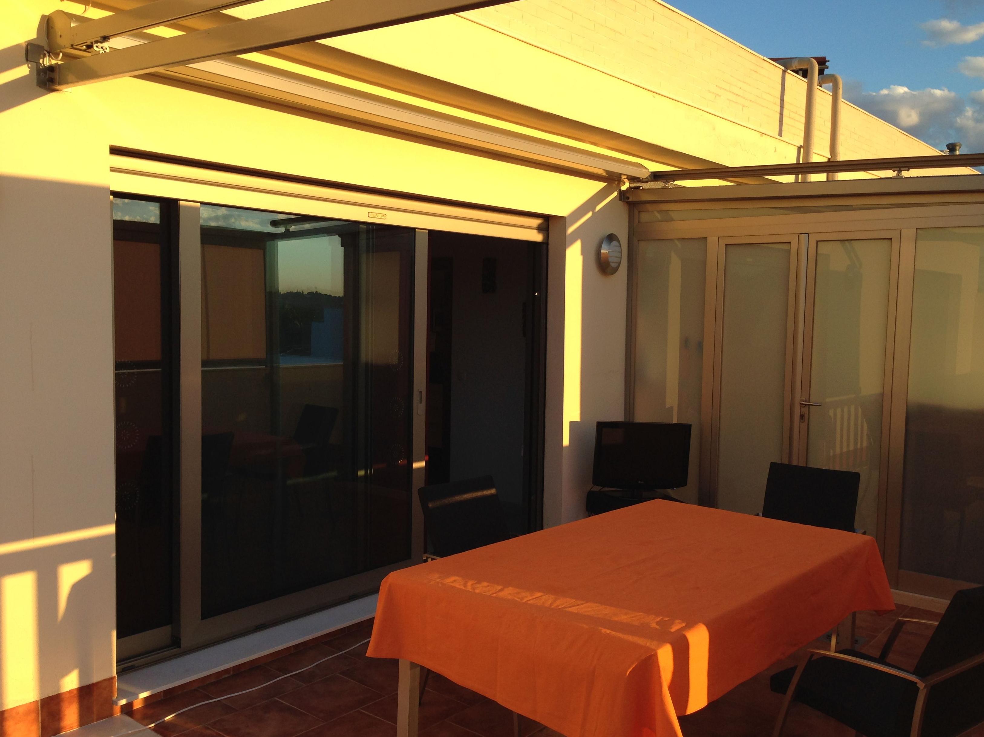 Toldo veranda recogido en su compacto. Toldo veranda recogido en su compacto.