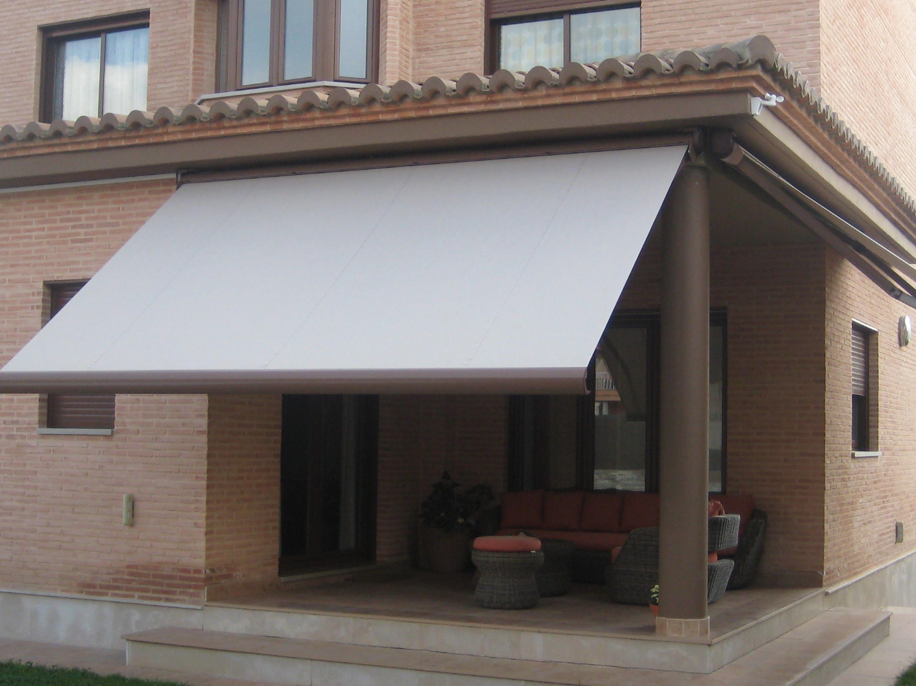 Toldos cofre de aluminio lacado en marron colocados a 90 grados. Toldos cofre de aluminio lacado en marron colocados a 90 grados.
