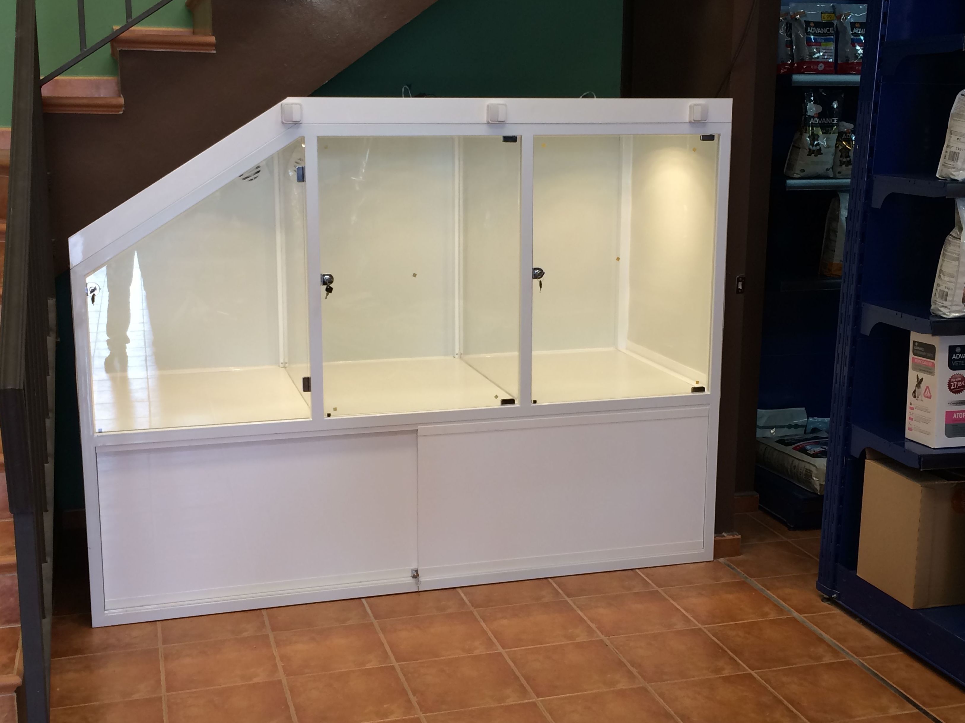 Expositor para tienda de animales de hierro con puertas de vidrio Expositor para tienda de animales de hierro con puertas de vidrio