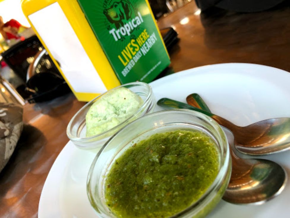 Sauces and bread: Our Menu de Kiosco La Charca Sauces and bread: Our Menu de Kiosco La Charca
