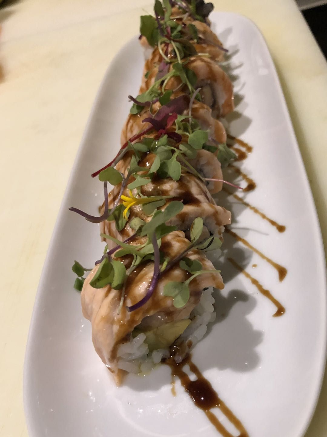 Uramaki foie, aguacate y salmón Uramaki foie, aguacate y salmón
