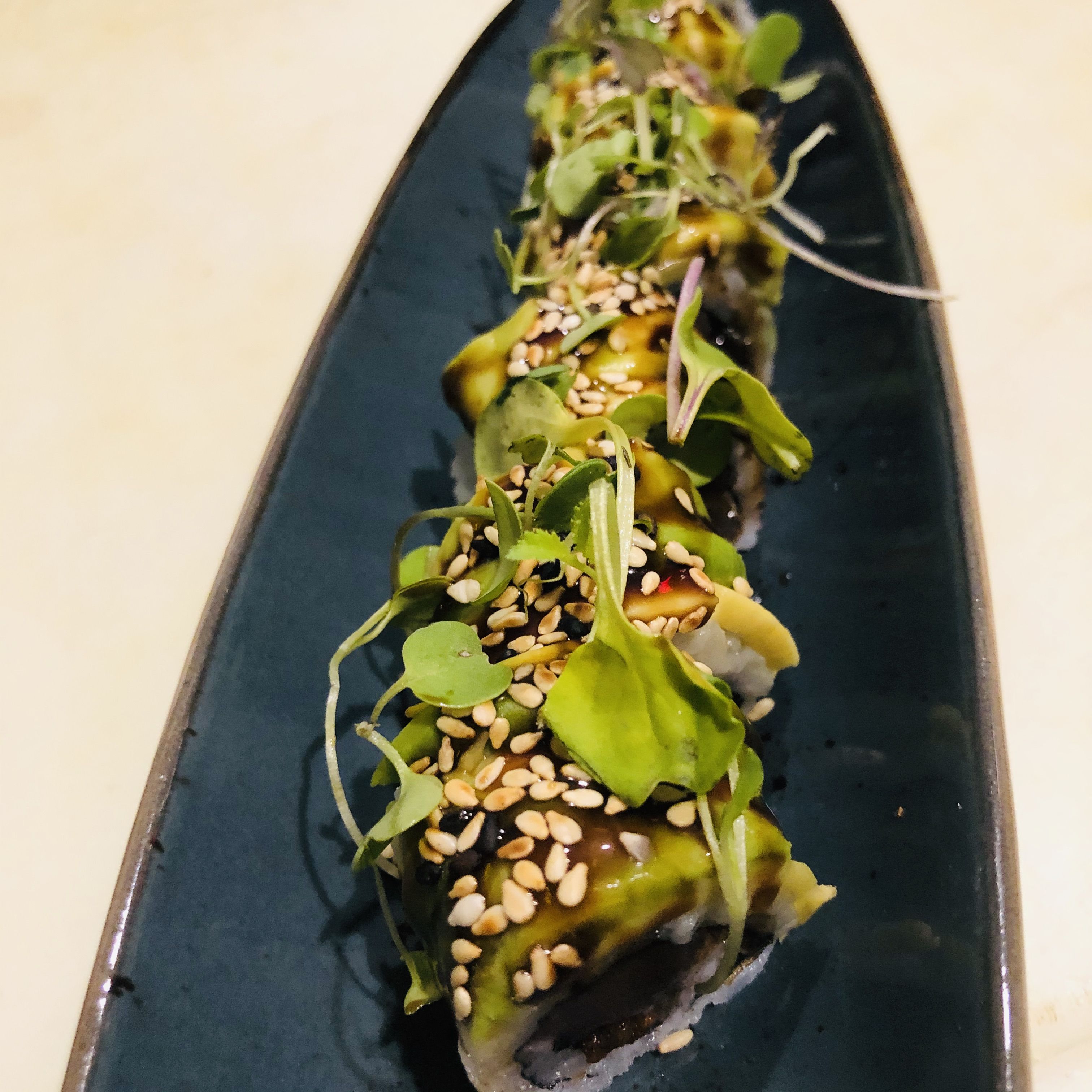 Uramaki, atún, anguila y aguacate Uramaki, atún, anguila y aguacate