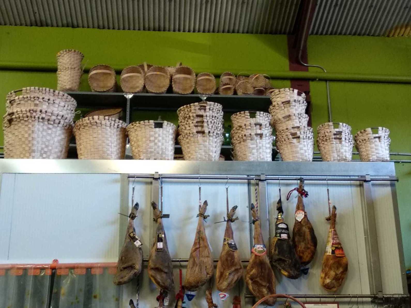 Jamones y embutidos: Nuestros productos de Bodega Cabria Jamones y embutidos: Nuestros productos de Bodega Cabria