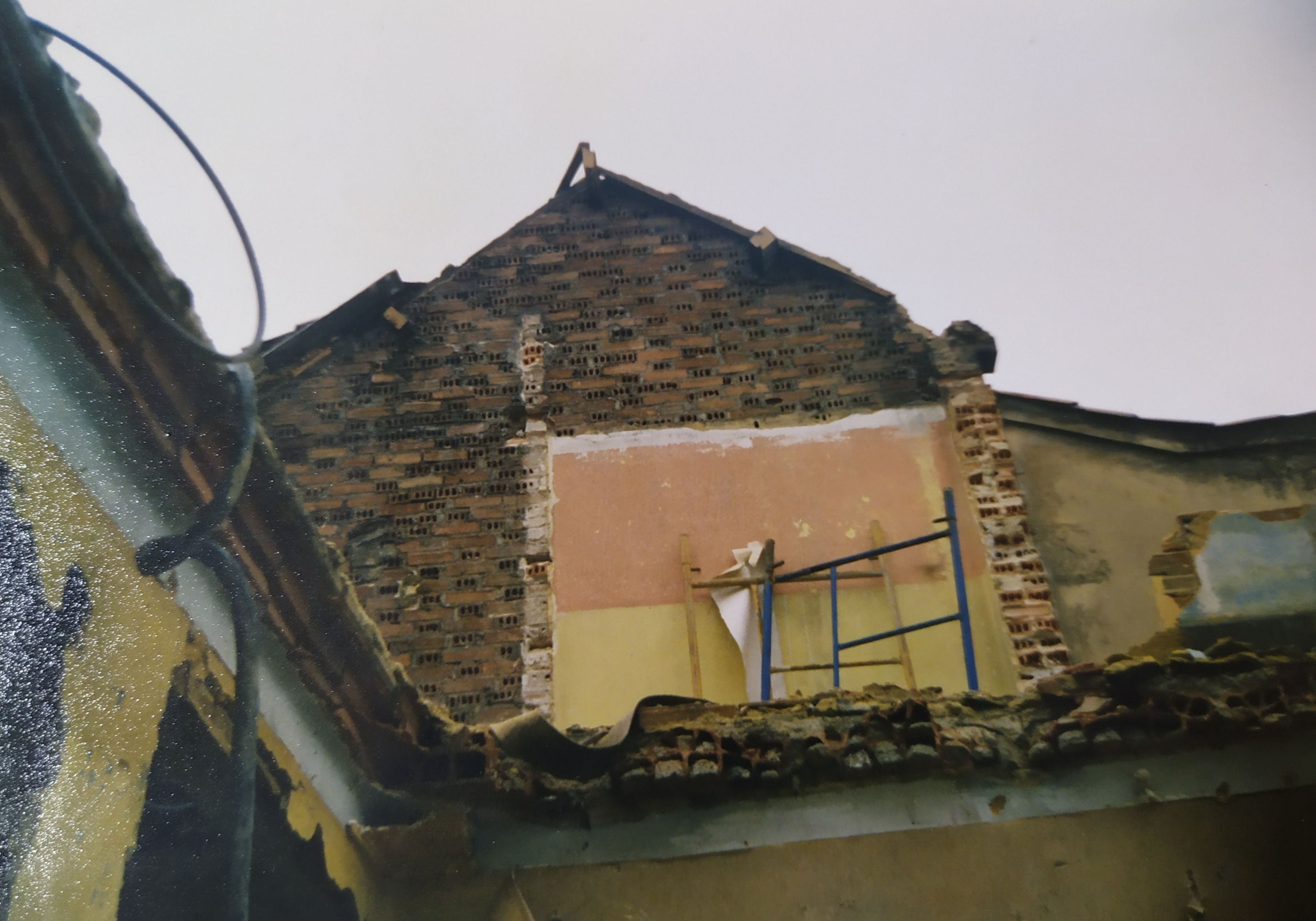 Demolición de viviendas antiguas en Asturias