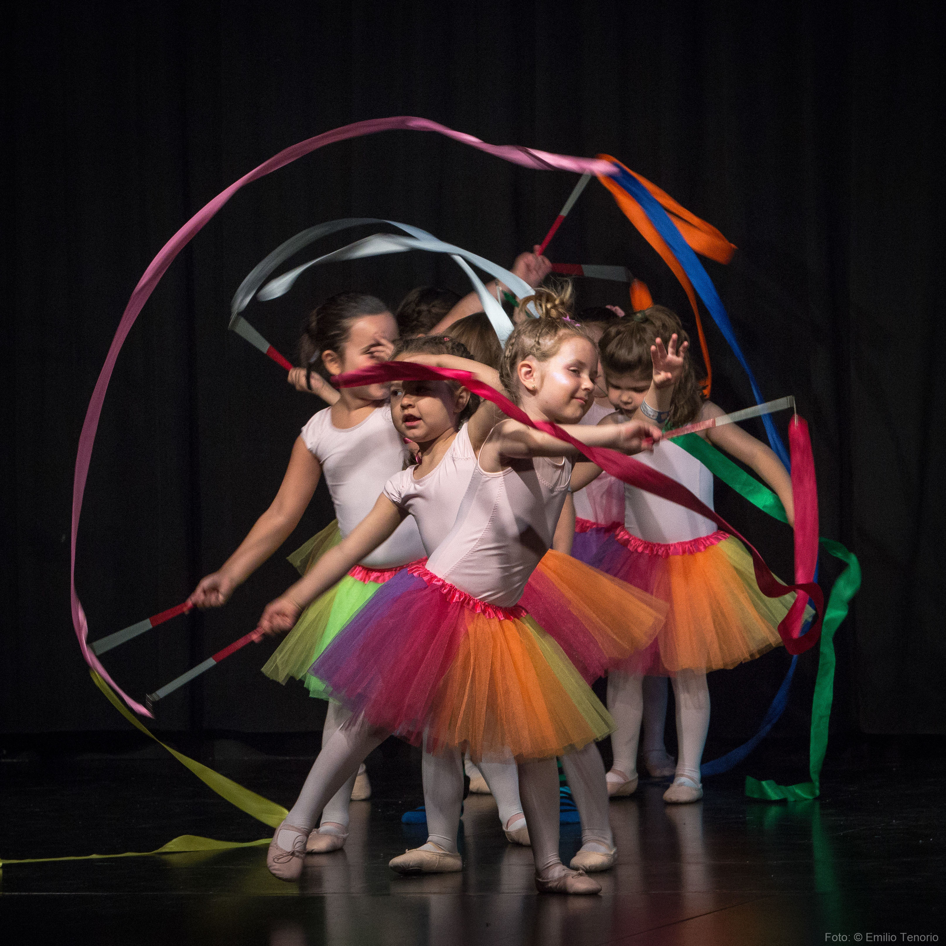 Danza y Movimiento Danza y Movimiento