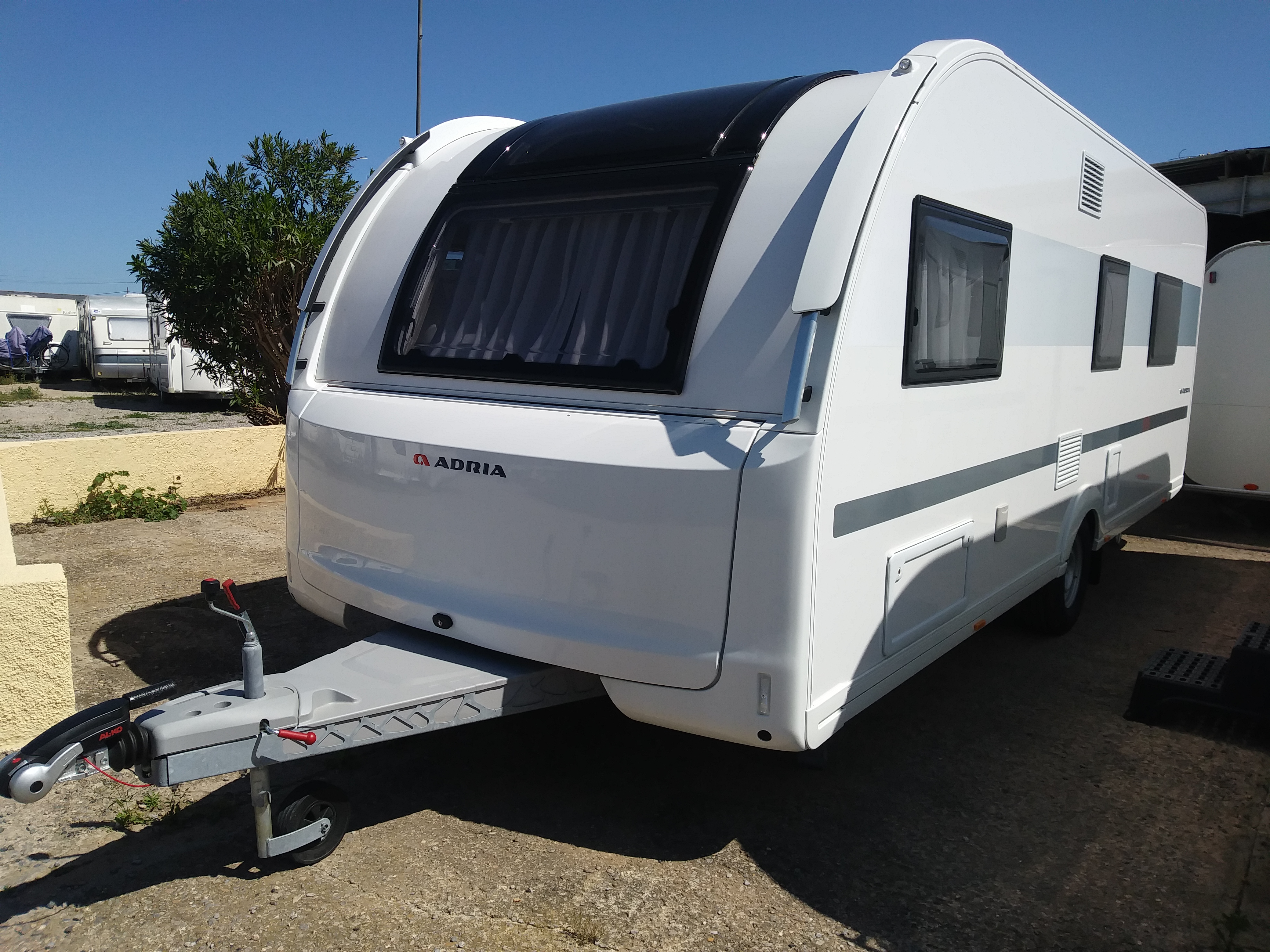 ADRIA ADORA 593 UP: Servicios de Caravan Inn, S.L. ADRIA ADORA 593 UP: Servicios de Caravan Inn, S.L.