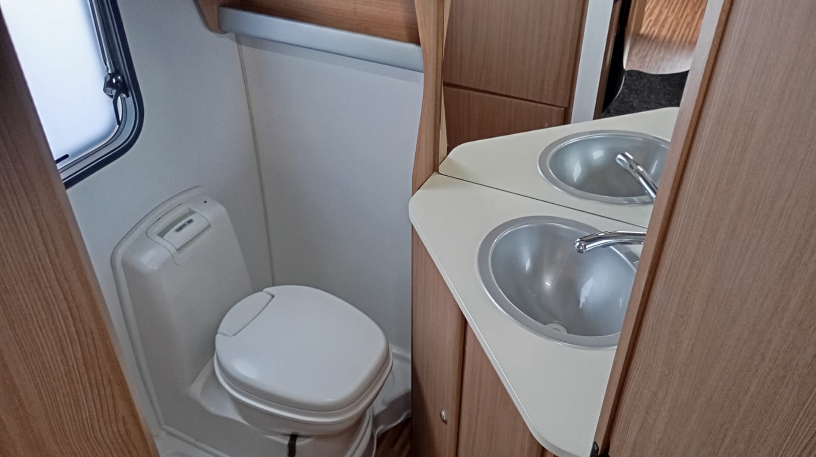 ADRIA AVIVA 495 LM - CARAVAN INN - BAÑO ADRIA AVIVA 495 LM - CARAVAN INN - BAÑO