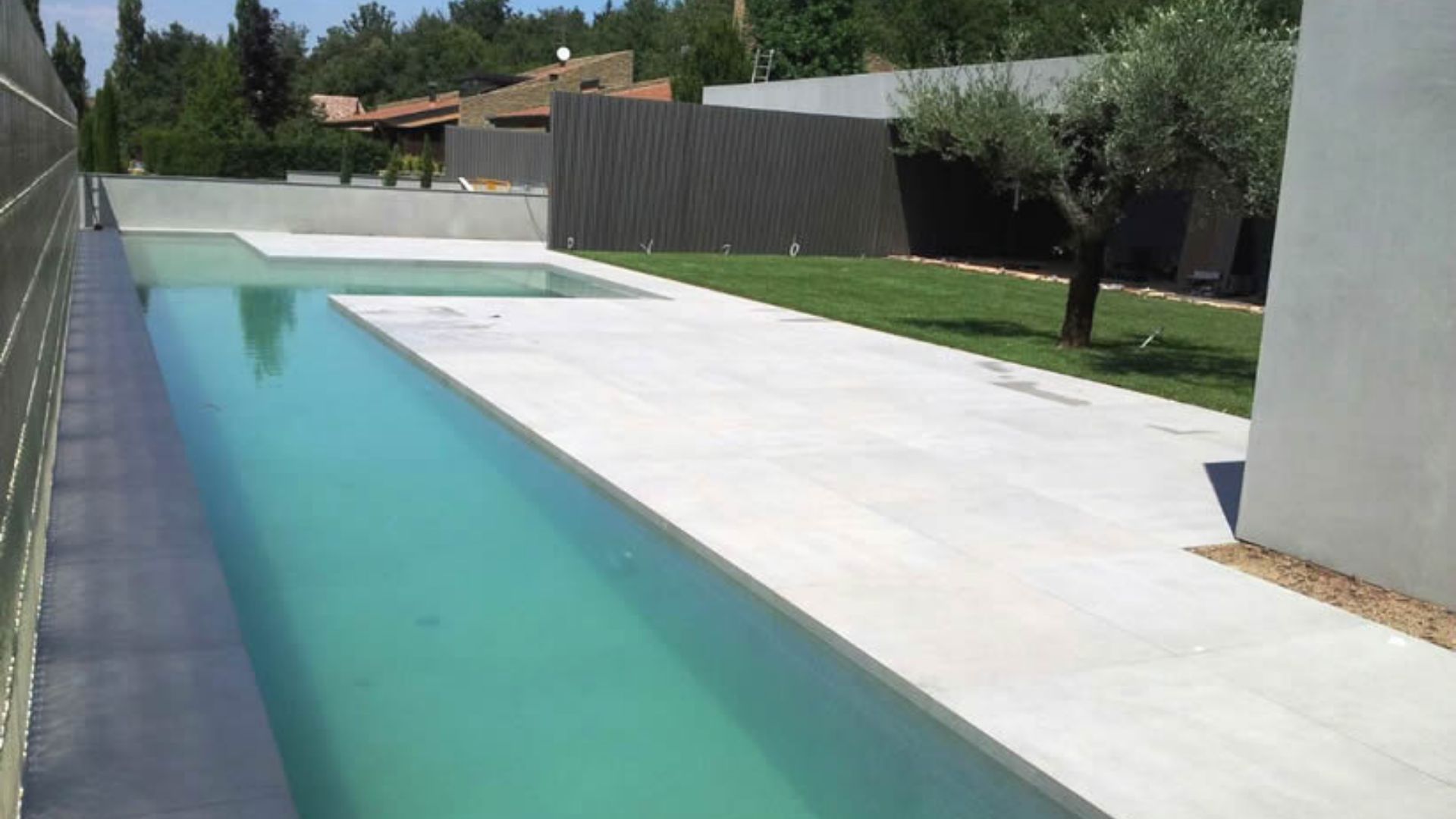 Diseñamos tu casa con la piscina que tanto deseas