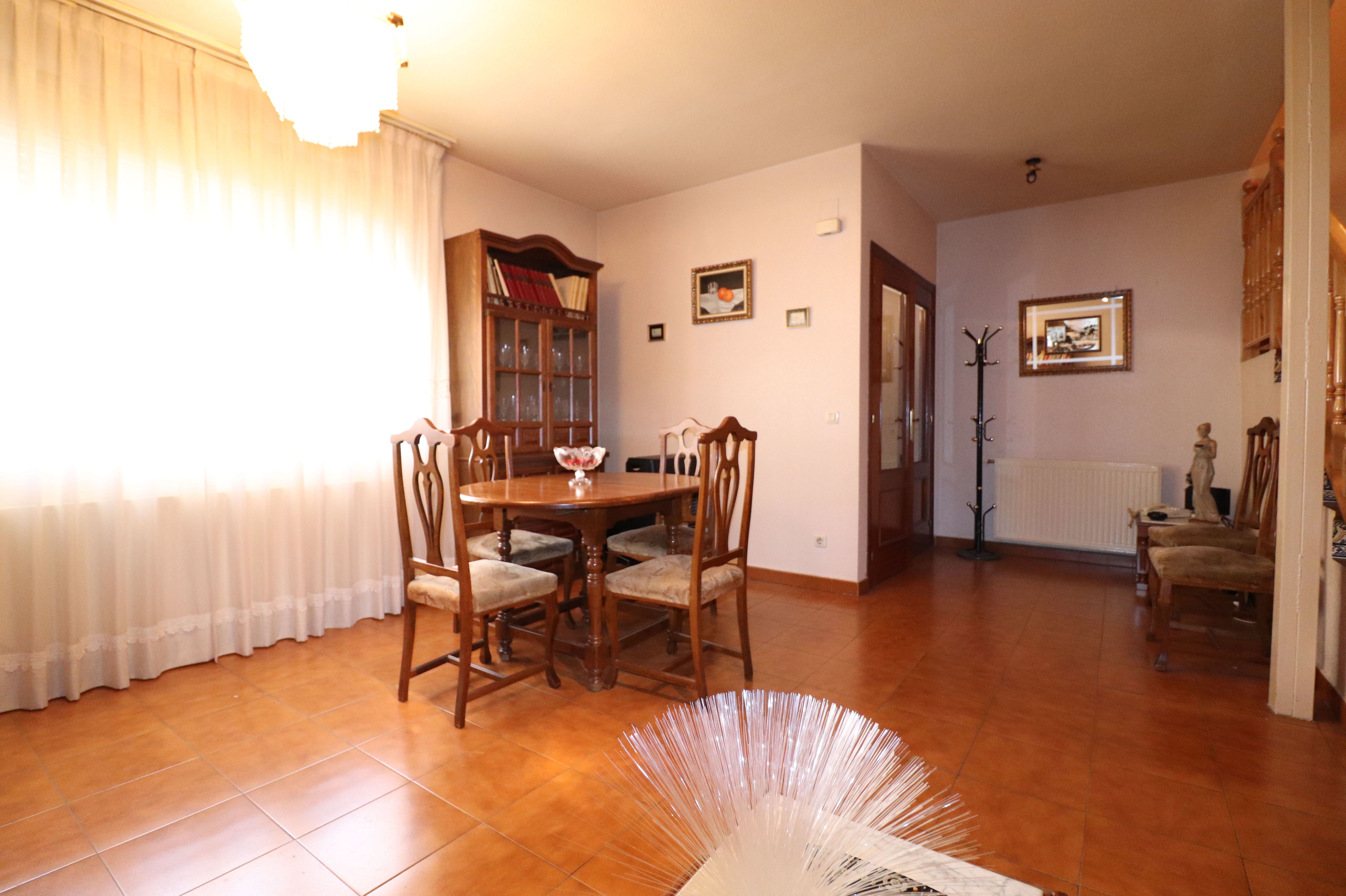 Chalet Adosado en Sonseca de 160m2: Inmuebles de Inmobiliaria La Montañesa Chalet Adosado en Sonseca de 160m2: Inmuebles de Inmobiliaria La Montañesa