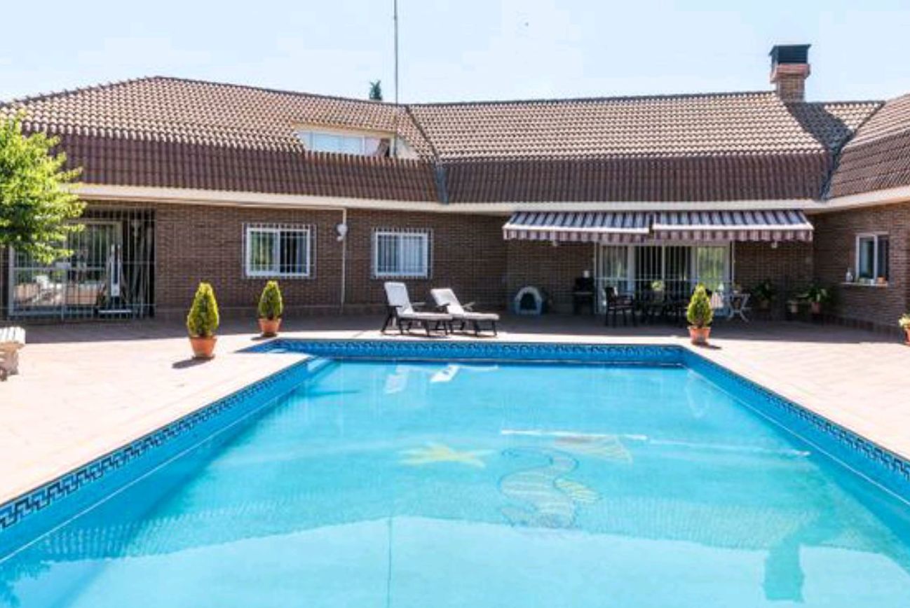 Chalet con piscina y frontón en Toledo: Inmuebles de Inmobiliaria La Montañesa Chalet con piscina y frontón en Toledo: Inmuebles de Inmobiliaria La Montañesa