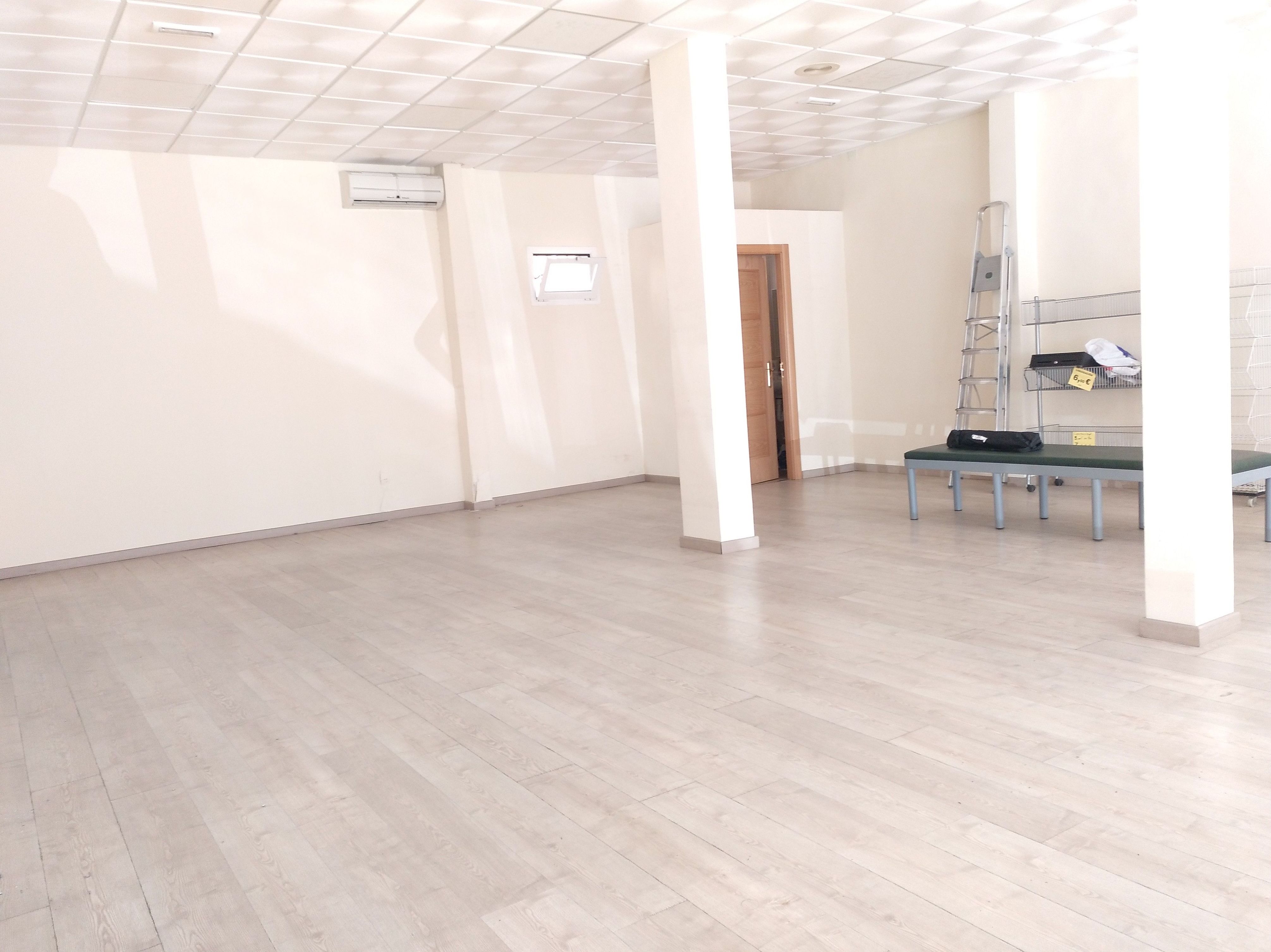 Venta o Alquiler. Local Palomarejos, Avd Barber: Inmuebles de Inmobiliaria La Montañesa Venta o Alquiler. Local Palomarejos, Avd Barber: Inmuebles de Inmobiliaria La Montañesa