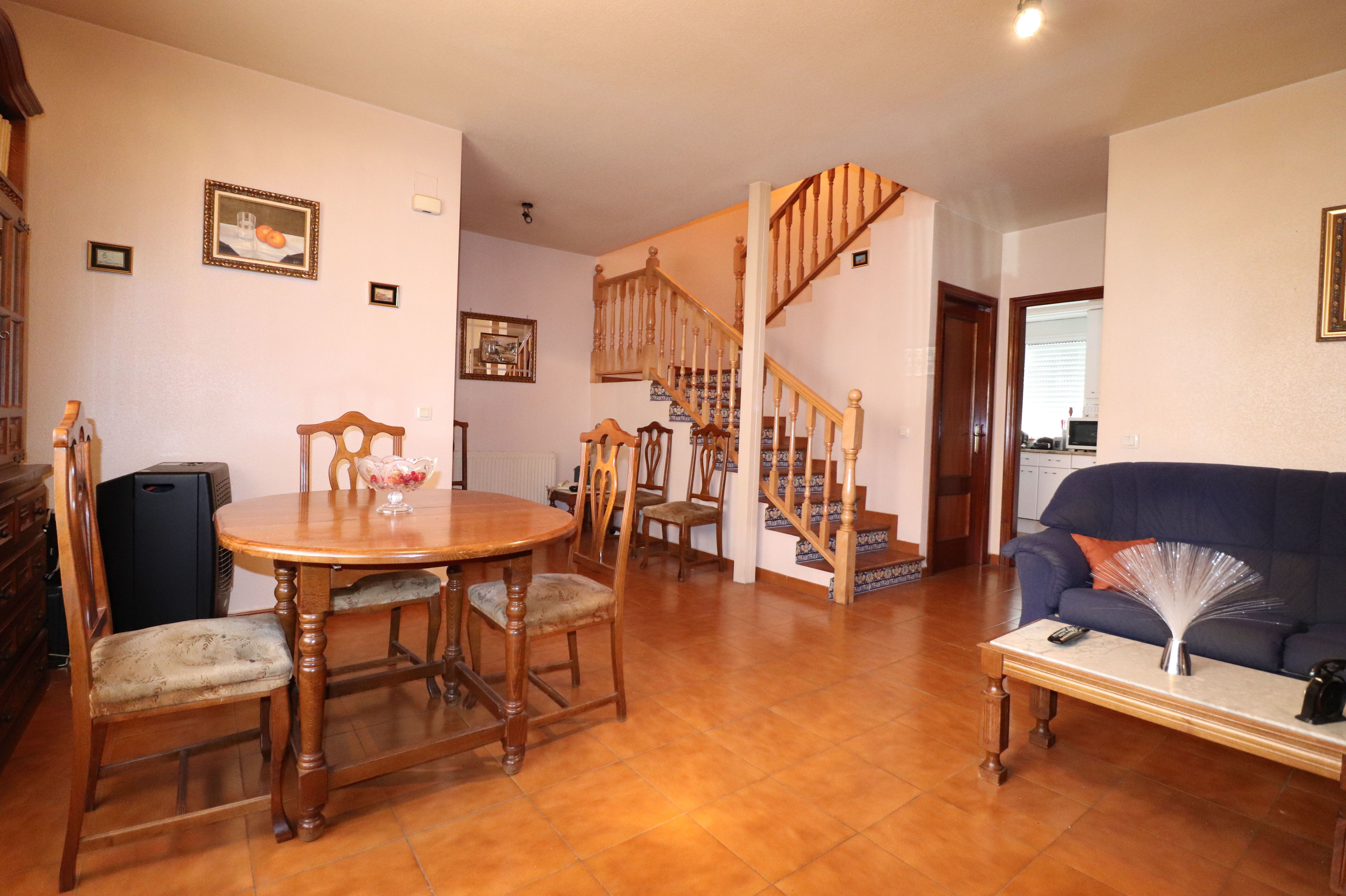 Chalet Adosado en Sonseca de 160m2: Inmuebles de Inmobiliaria La Montañesa Chalet Adosado en Sonseca de 160m2: Inmuebles de Inmobiliaria La Montañesa