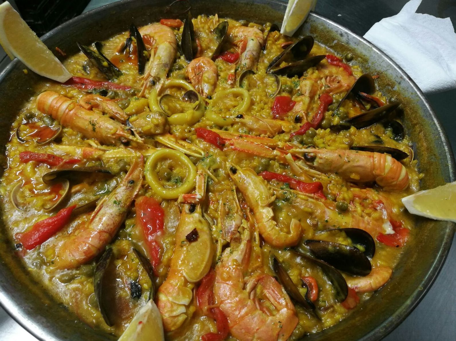 Paella de pescadors y marisco Paella de pescadors y marisco