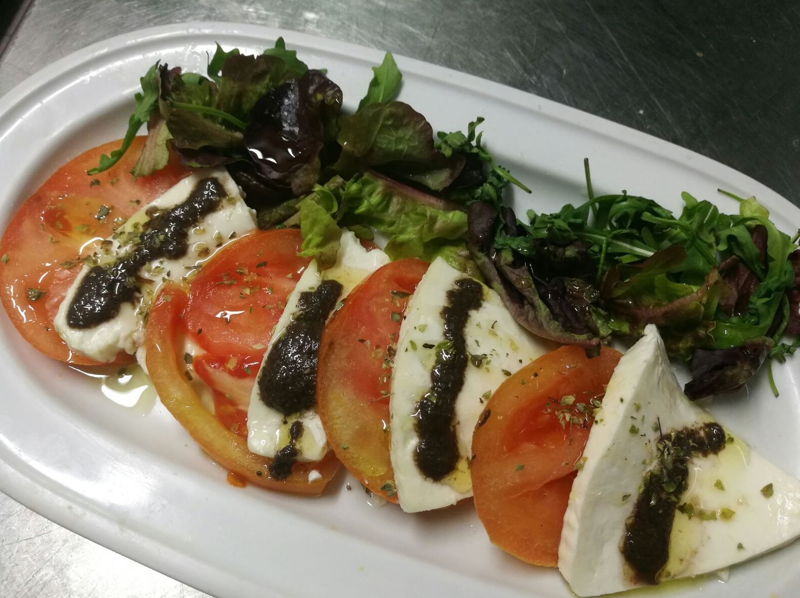 ensalada de tomate Queso fresco y olivada ensalada de tomate Queso fresco y olivada