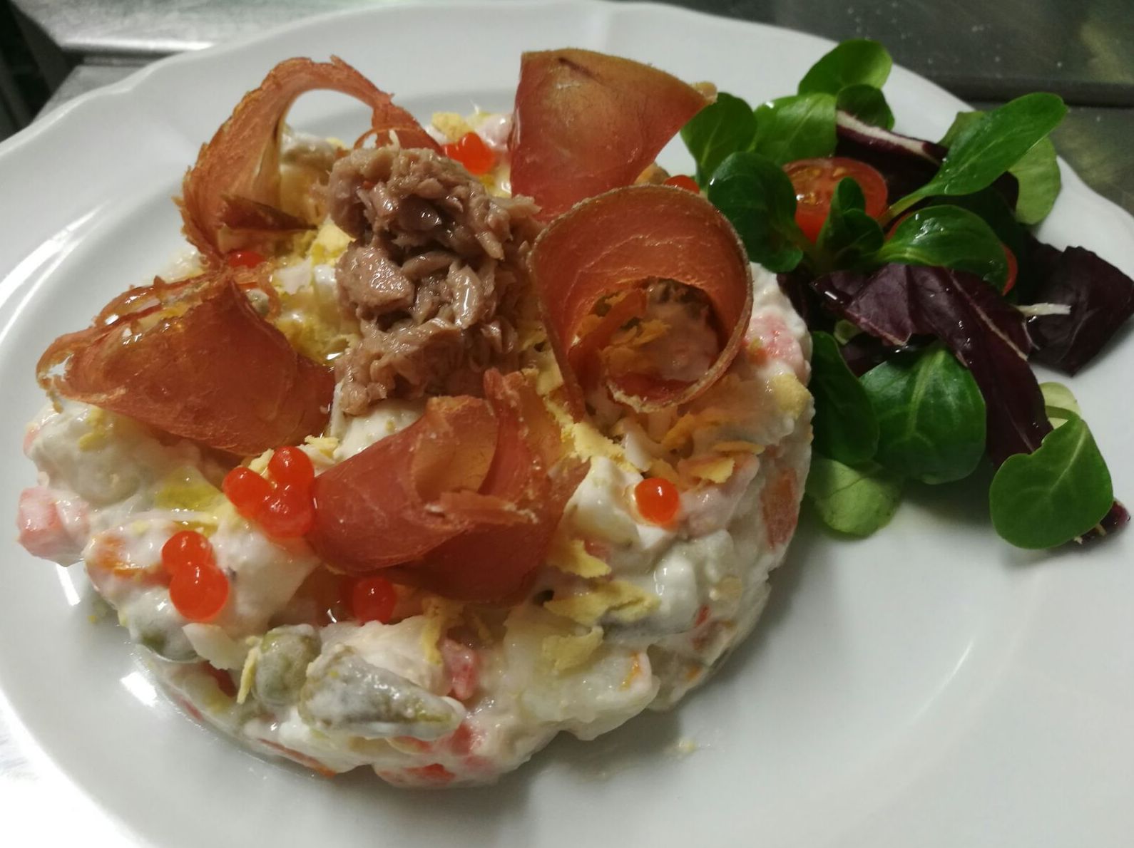 Ensaladilla de atún con virutas de mojama y huevas de salmón Ensaladilla de atún con virutas de mojama y huevas de salmón