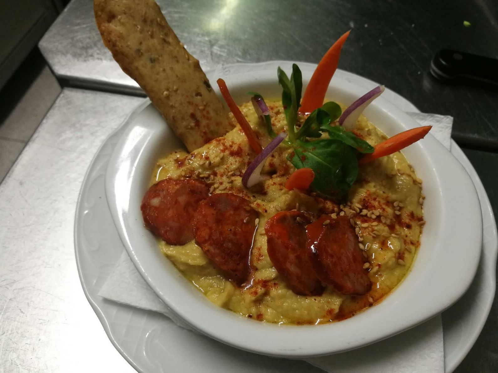 Hummus de garbanzos con chorizo Cantimpalo y pequeña fruites de hortalizas Hummus de garbanzos con chorizo Cantimpalo y pequeña fruites de hortalizas