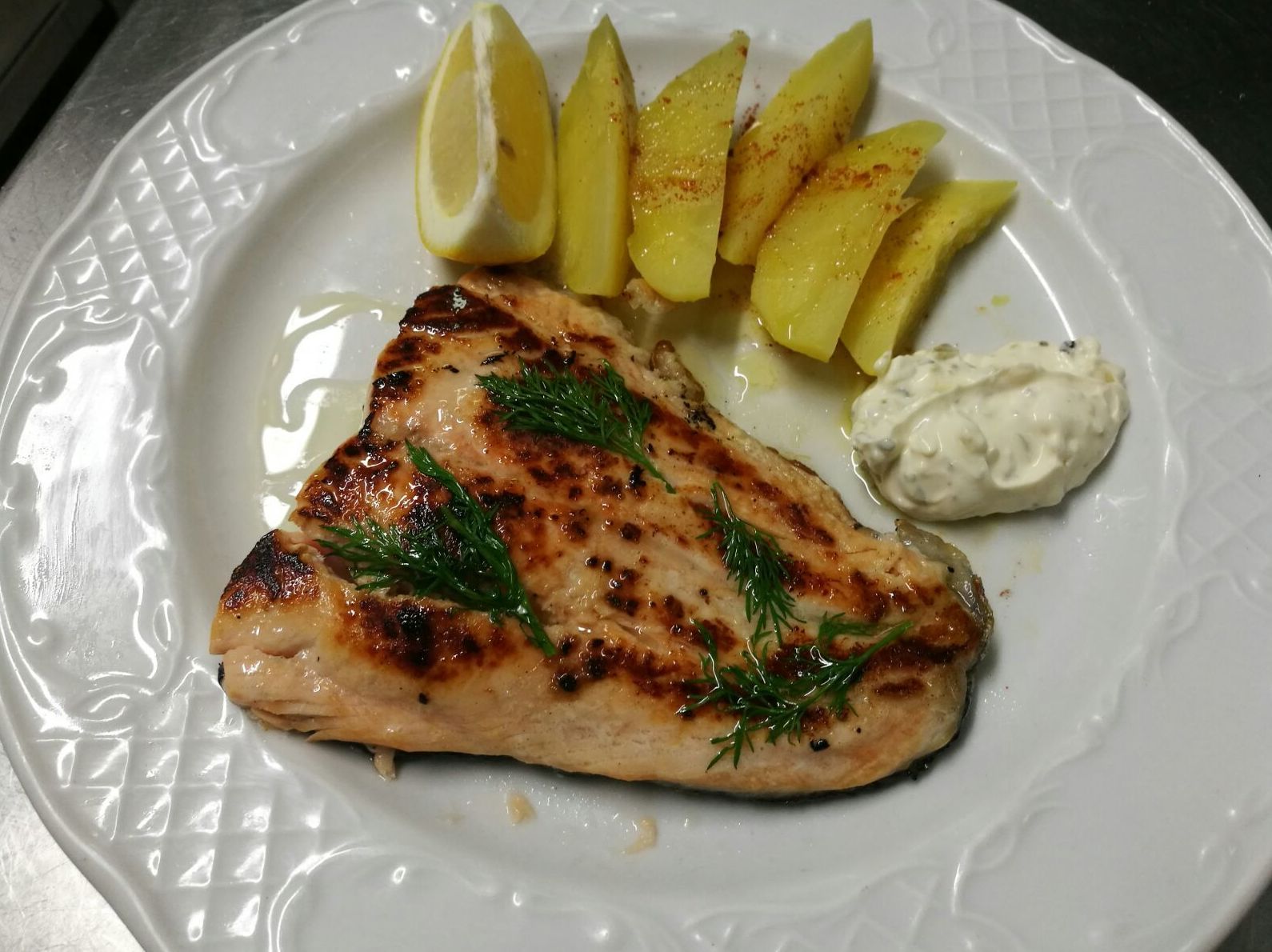 Salmón Noruego a la plancha con salsa tártara Salmón Noruego a la plancha con salsa tártara