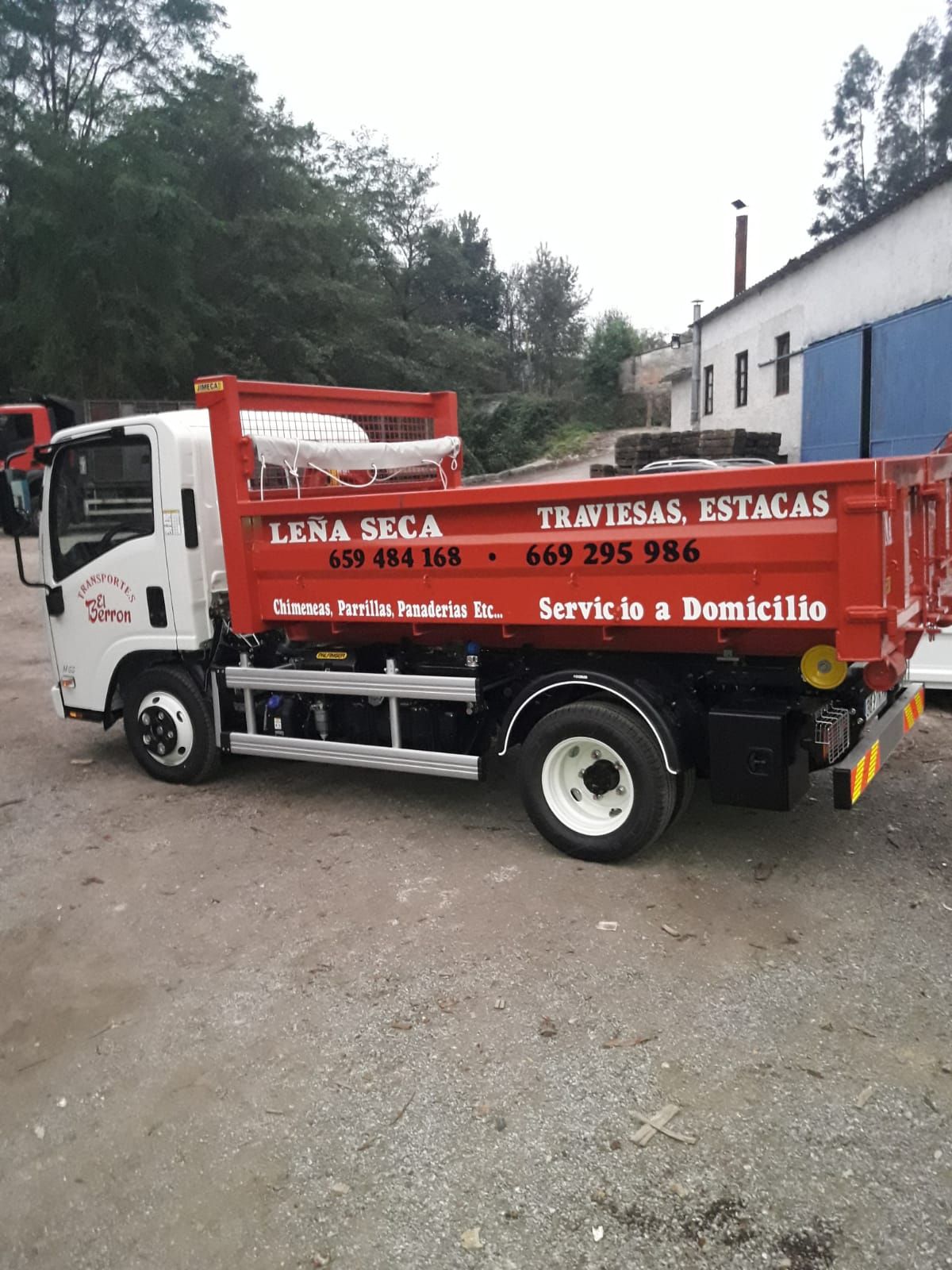 Leña seca y astillas a domicilio: Servicios de Transportes y maderas El Berrón Leña seca y astillas a domicilio: Servicios de Transportes y maderas El Berrón