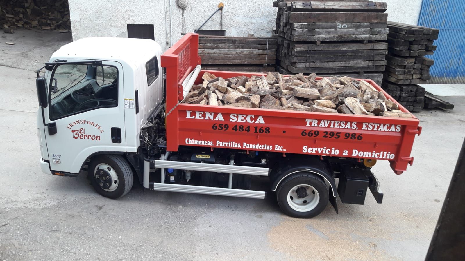 Leña seca y astillas a domicilio: Servicios de Transportes y maderas El Berrón Leña seca y astillas a domicilio: Servicios de Transportes y maderas El Berrón