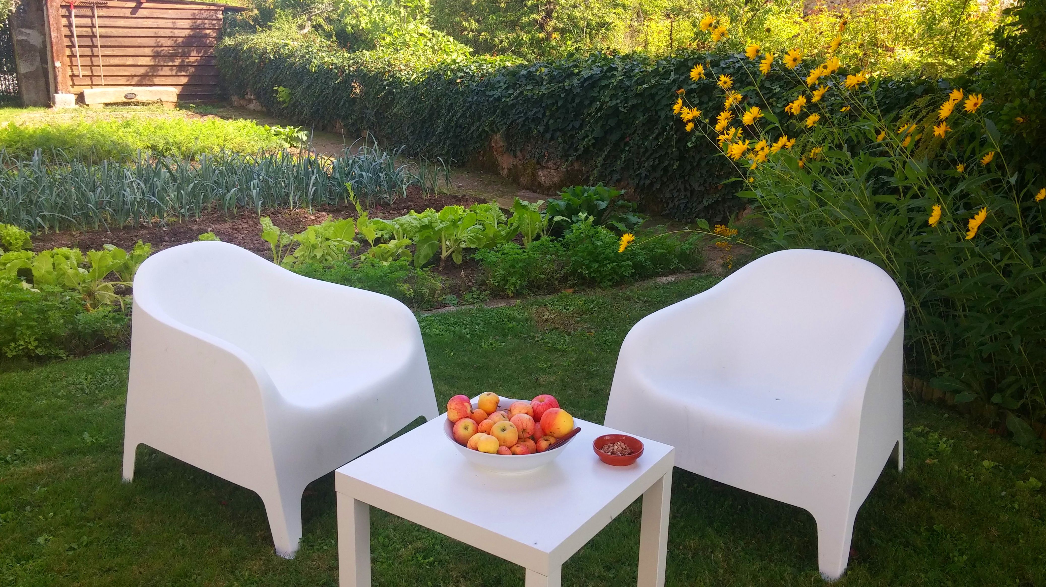 Sillones y mesita baja color blanco Sillones y mesita baja color blanco