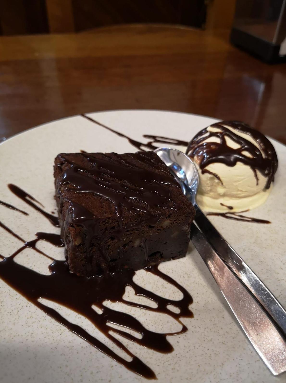 Brownie con nueces con helado - Parrillada Buenos Aires A Coruña Brownie con nueces con helado - Parrillada Buenos Aires A Coruña