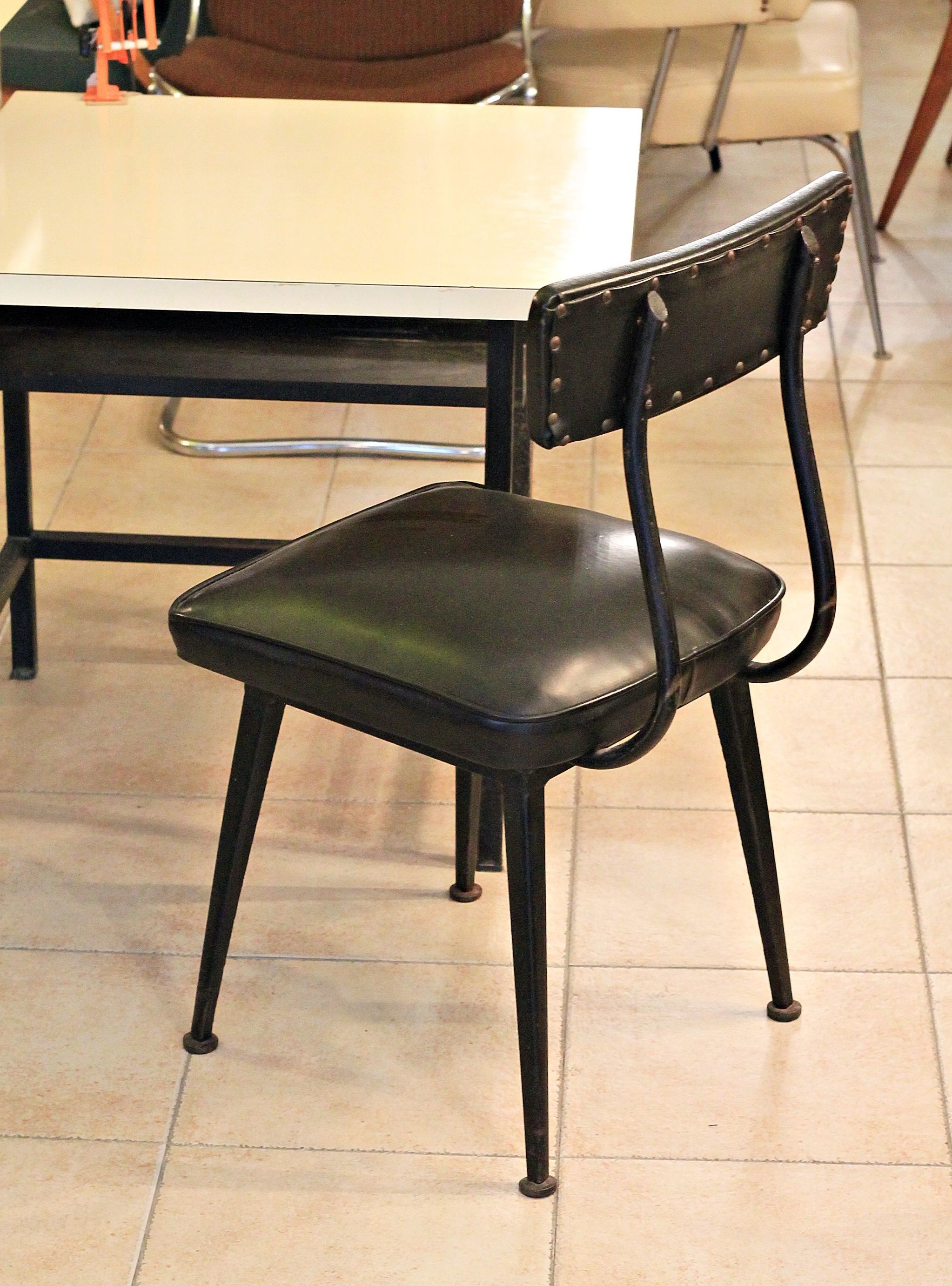 Escritorio y silla industrial años 60 RE:ME050: de Ruzafa Vintage Escritorio y silla industrial años 60 RE:ME050: de Ruzafa Vintage