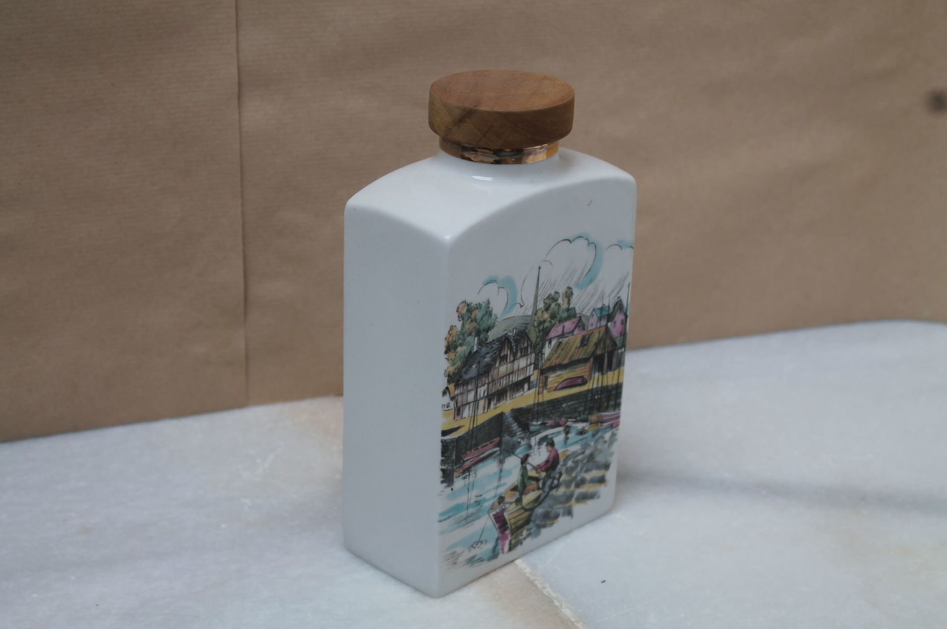Botella de porcelana decorada años 60: de Ruzafa Vintage Botella de porcelana decorada años 60: de Ruzafa Vintage
