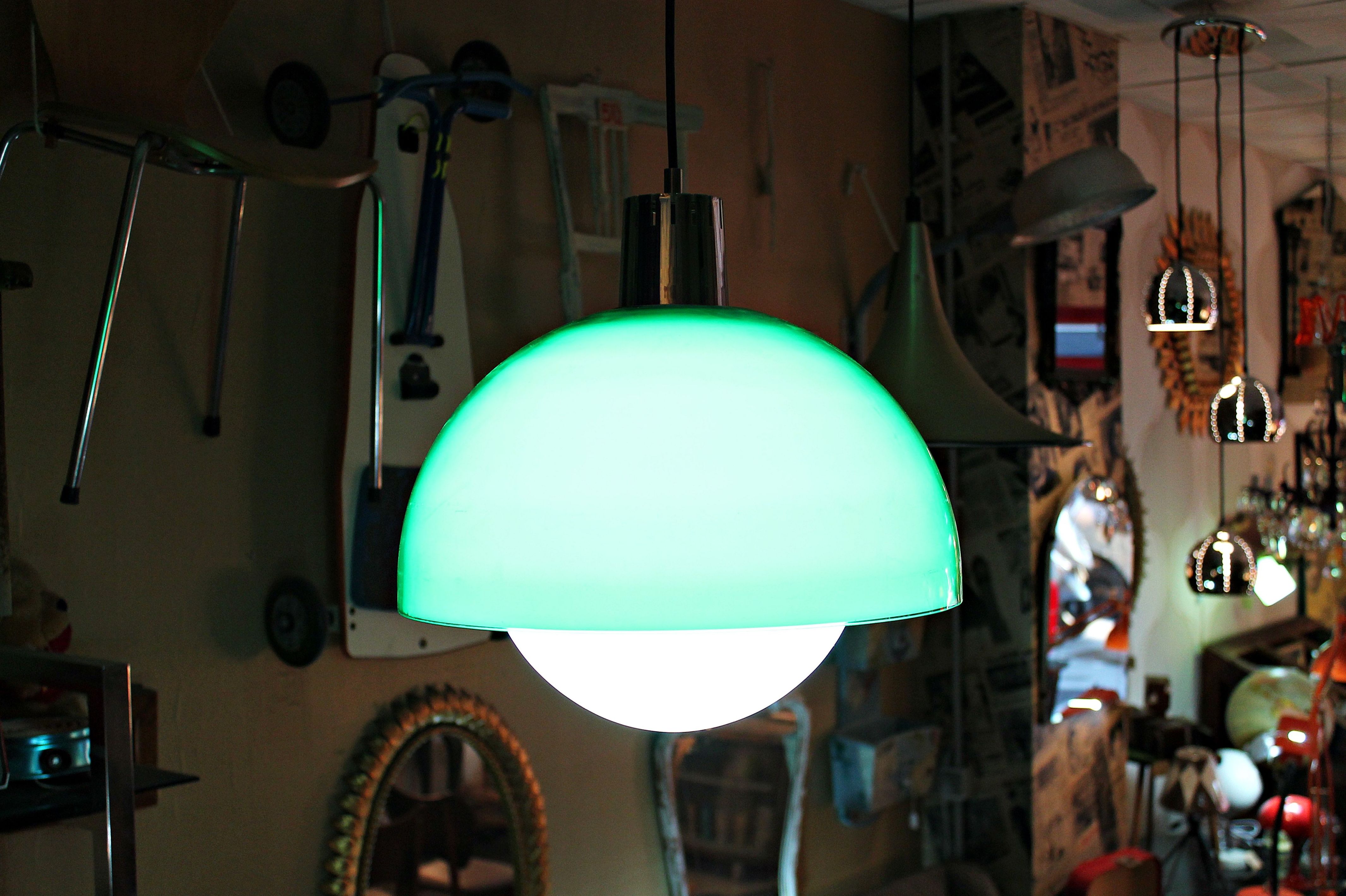 Lámpara verde de ABS y opalina: Artículos de Ruzafa Vintage Lámpara verde de ABS y opalina: Artículos de Ruzafa Vintage