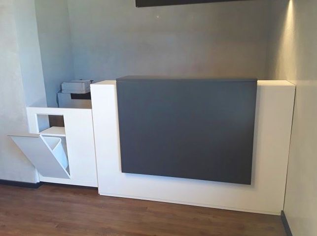 Mueble de recepción, detalle de la puerta abatible con puerta basculante y papelera. Mueble de recepción, detalle de la puerta abatible con puerta basculante y papelera.