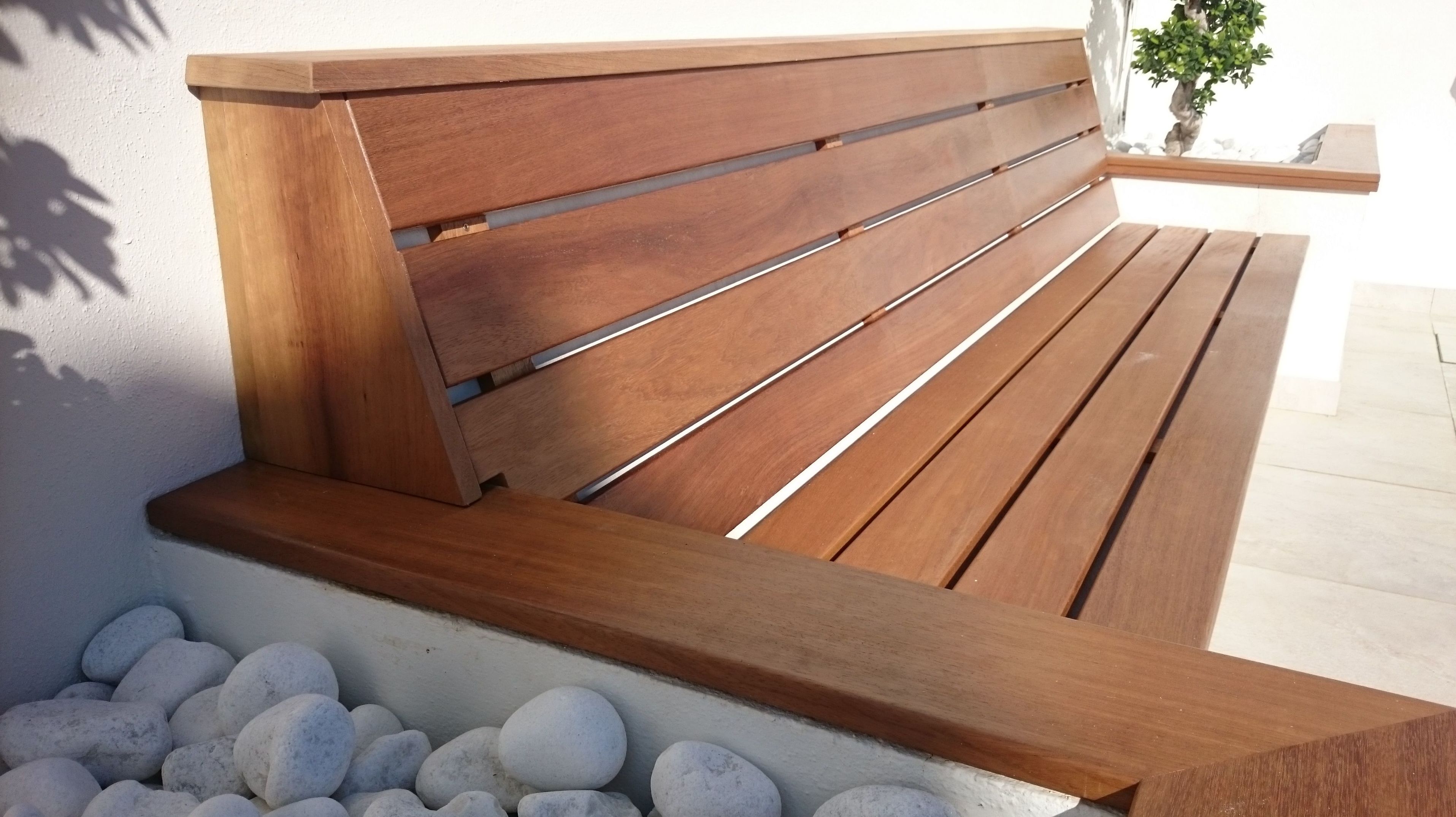 Fabricación de banco y jardineras en madera de iroco. Fabricación de banco y jardineras en madera de iroco.