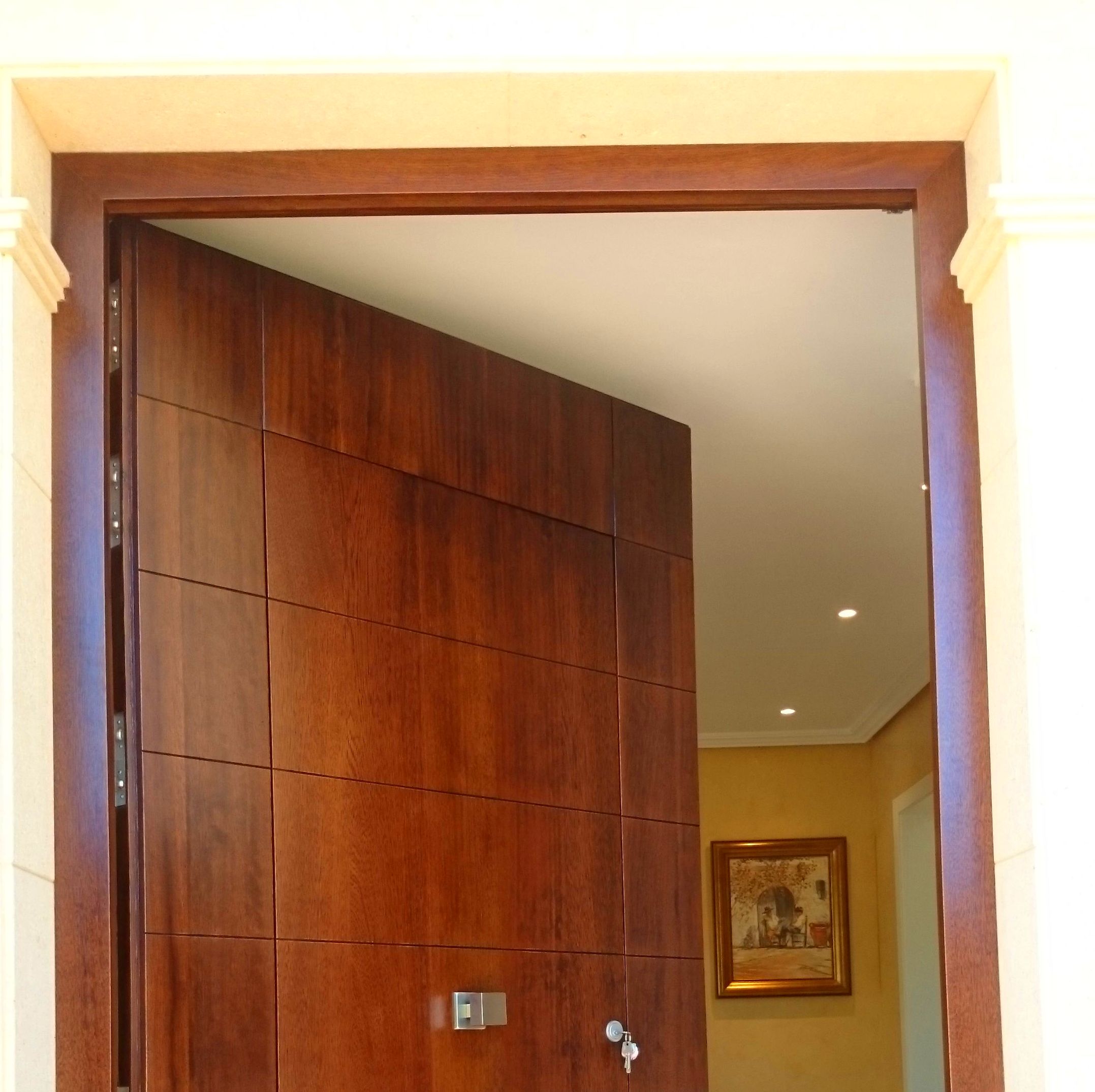Puerta principal en madera de iroco, apertura total. Puerta principal en madera de iroco, apertura total.