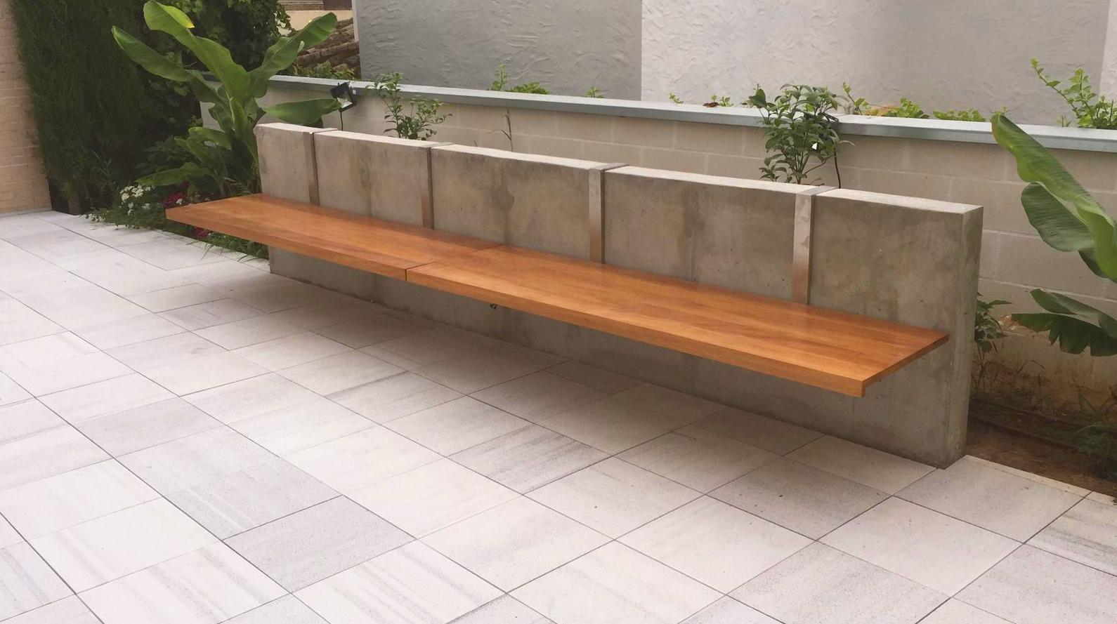 Banco colgante en madera de iroco. Banco colgante en madera de iroco.