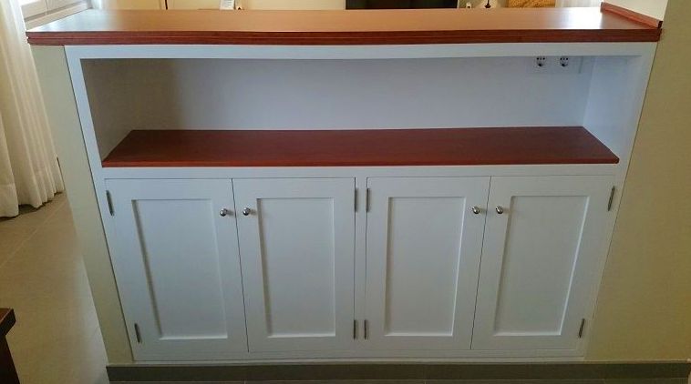 Mueble aparador en dos tonos. Mueble aparador en dos tonos.