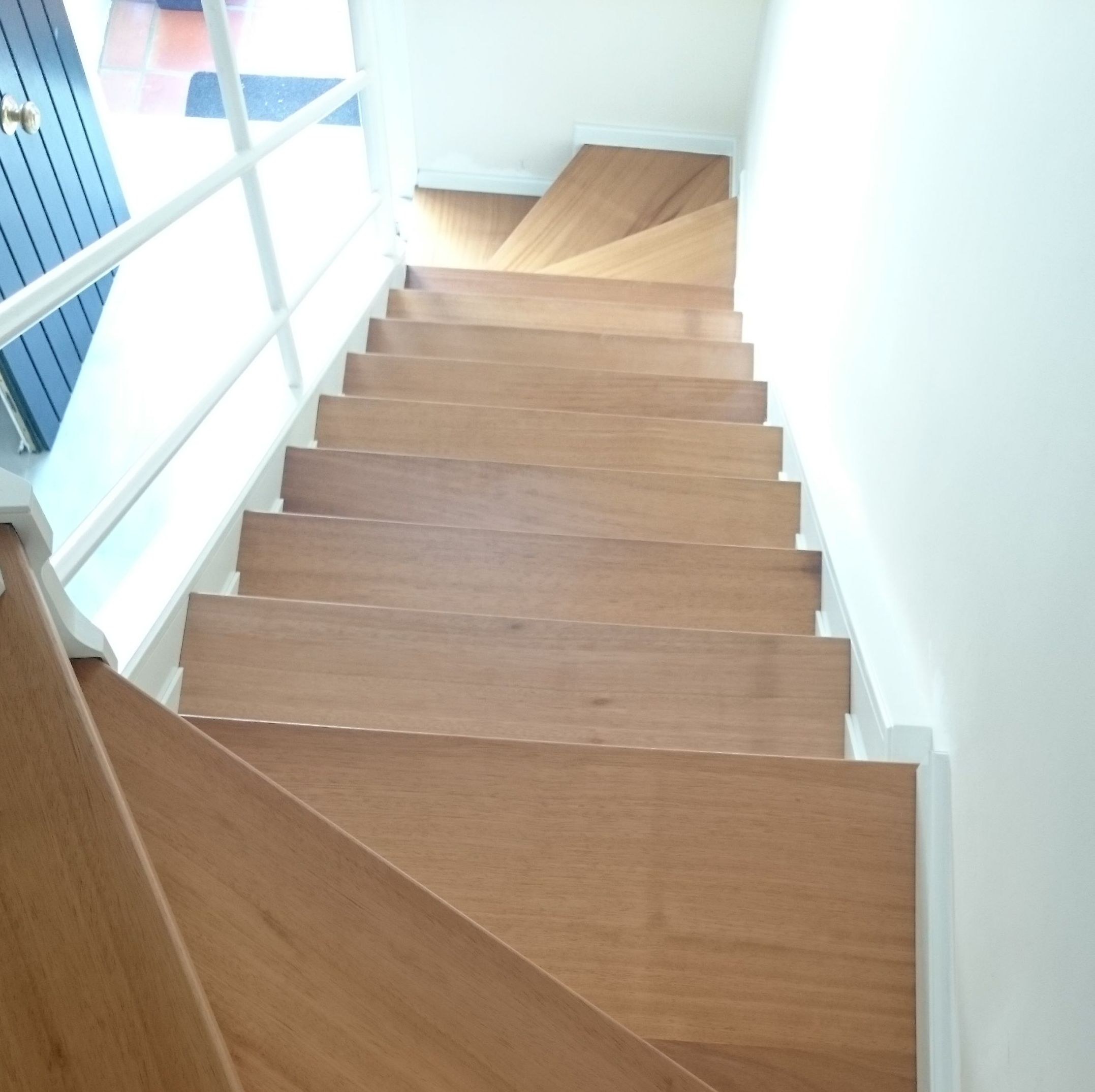 Escalera sobre estructura de hierro, con peldaños en iroco y tabicas en blanco. Escalera sobre estructura de hierro, con peldaños en iroco y tabicas en blanco.