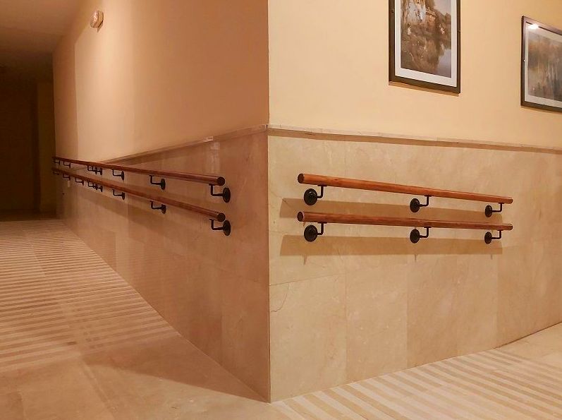 Fabricación y colocación de pasamanos a doble altura y soportes. Fabricación y colocación de pasamanos a doble altura y soportes.