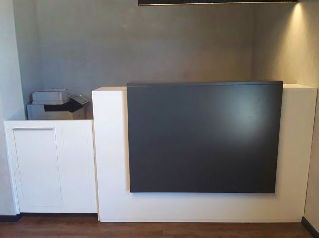 Mueble de recepción, con esritorio en parte trasera, puerta lateral y doble frontal en dos colores. Mueble de recepción, con esritorio en parte trasera, puerta lateral y doble frontal en dos colores.