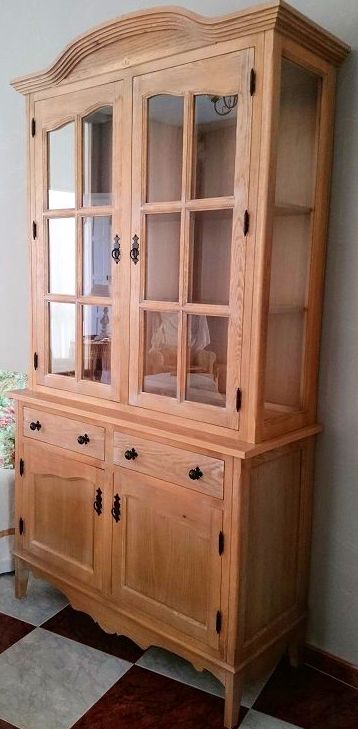 Mueble vitrina en madera de pino, madera rallada y perlado blanco. Mueble vitrina en madera de pino, madera rallada y perlado blanco.