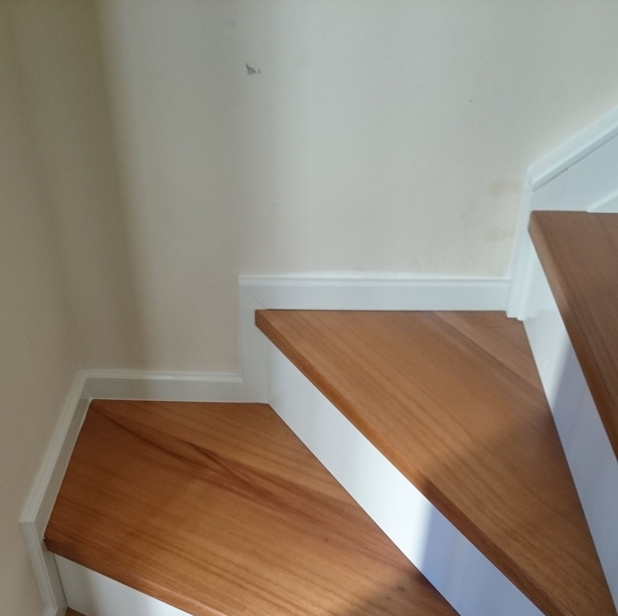 Escaleras: Artesanos de la Madera de Carpintería Tosan Escaleras: Artesanos de la Madera de Carpintería Tosan
