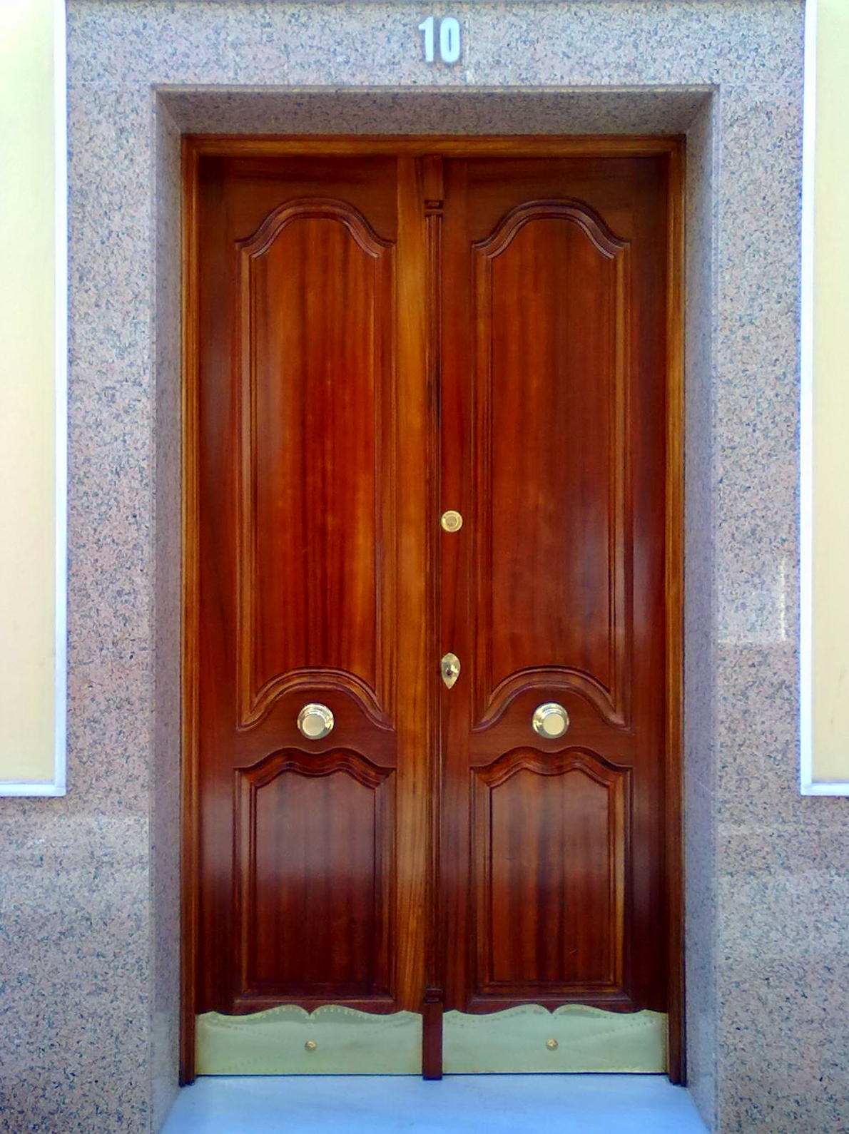 Puertas: Artesanos de la Madera de Carpintería Tosan Puertas: Artesanos de la Madera de Carpintería Tosan