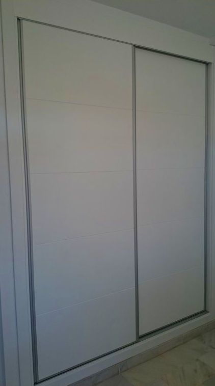 Armario de dos puertas correderas. Armario de dos puertas correderas.