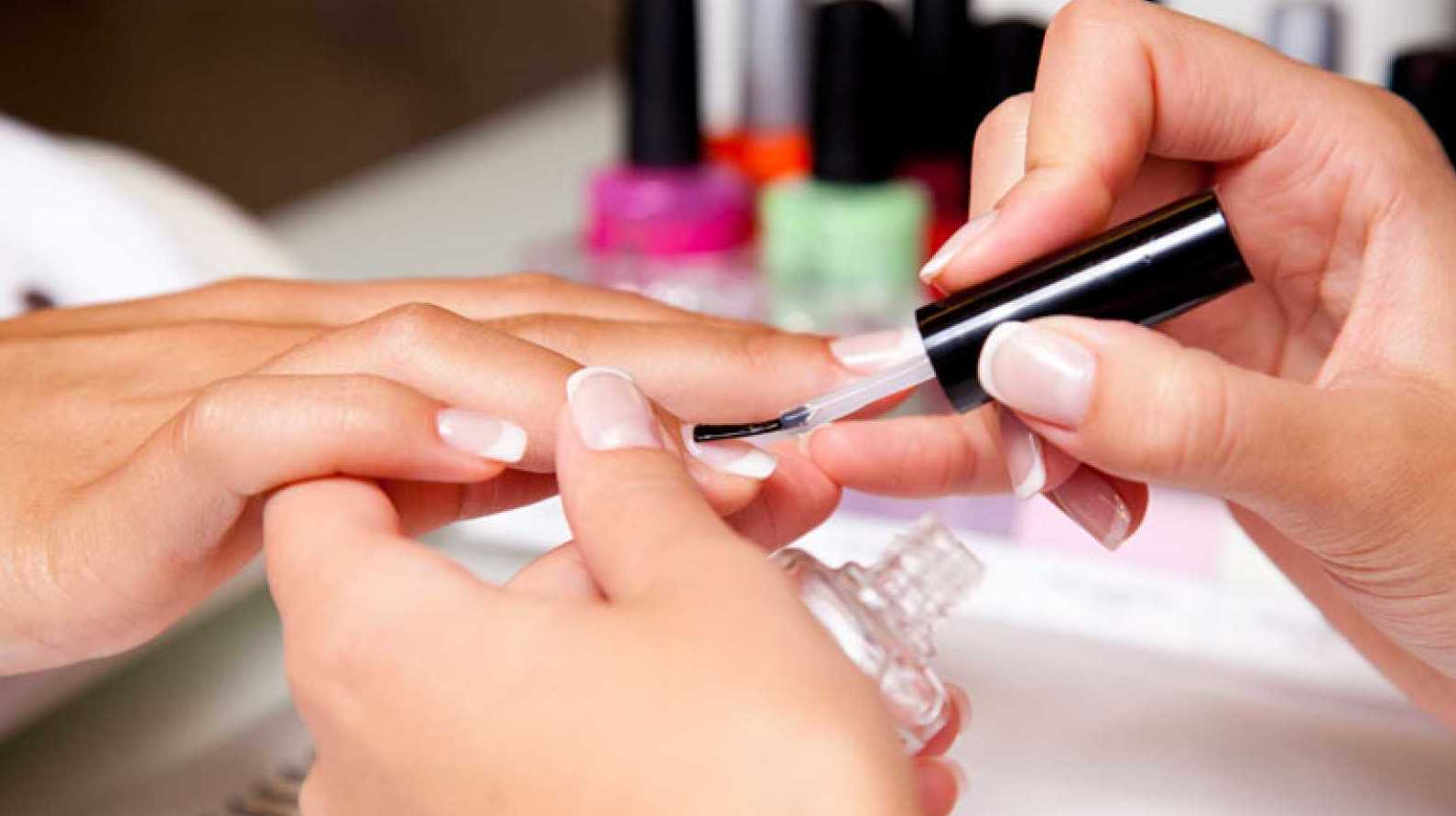 Manicura con Parafina: Servicios de Divinity Body Nails Manicura con Parafina: Servicios de Divinity Body Nails