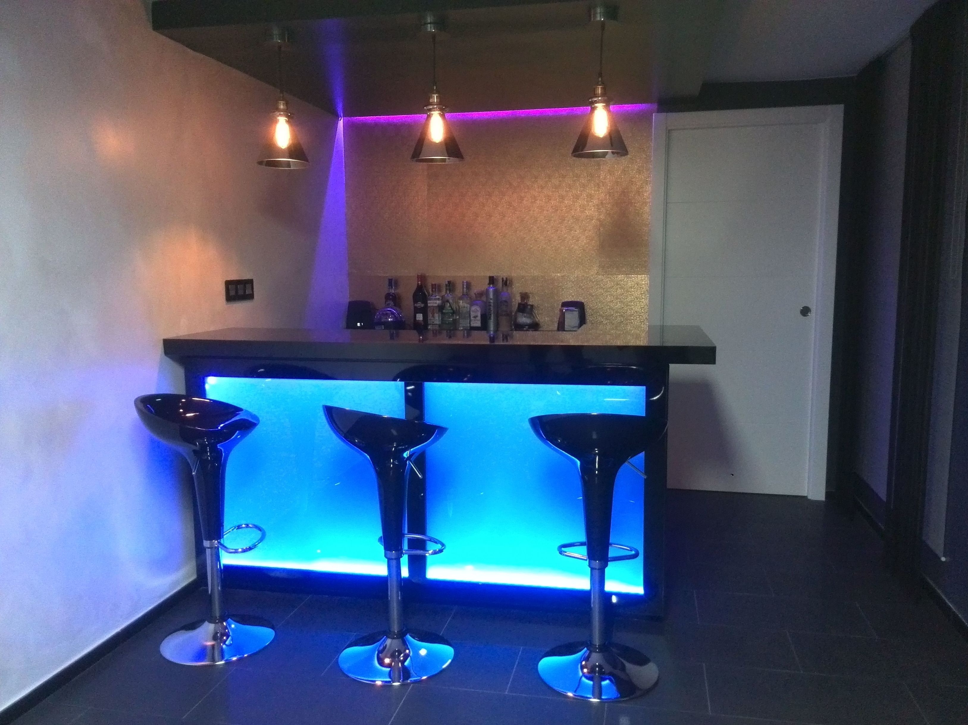 BARRA DE BAR EN SOTANO VIVIENDA