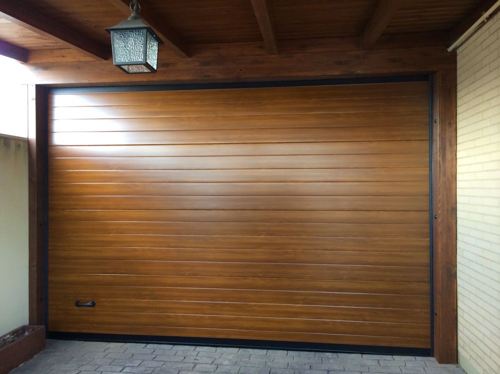 Puerta seccional imitación a madera