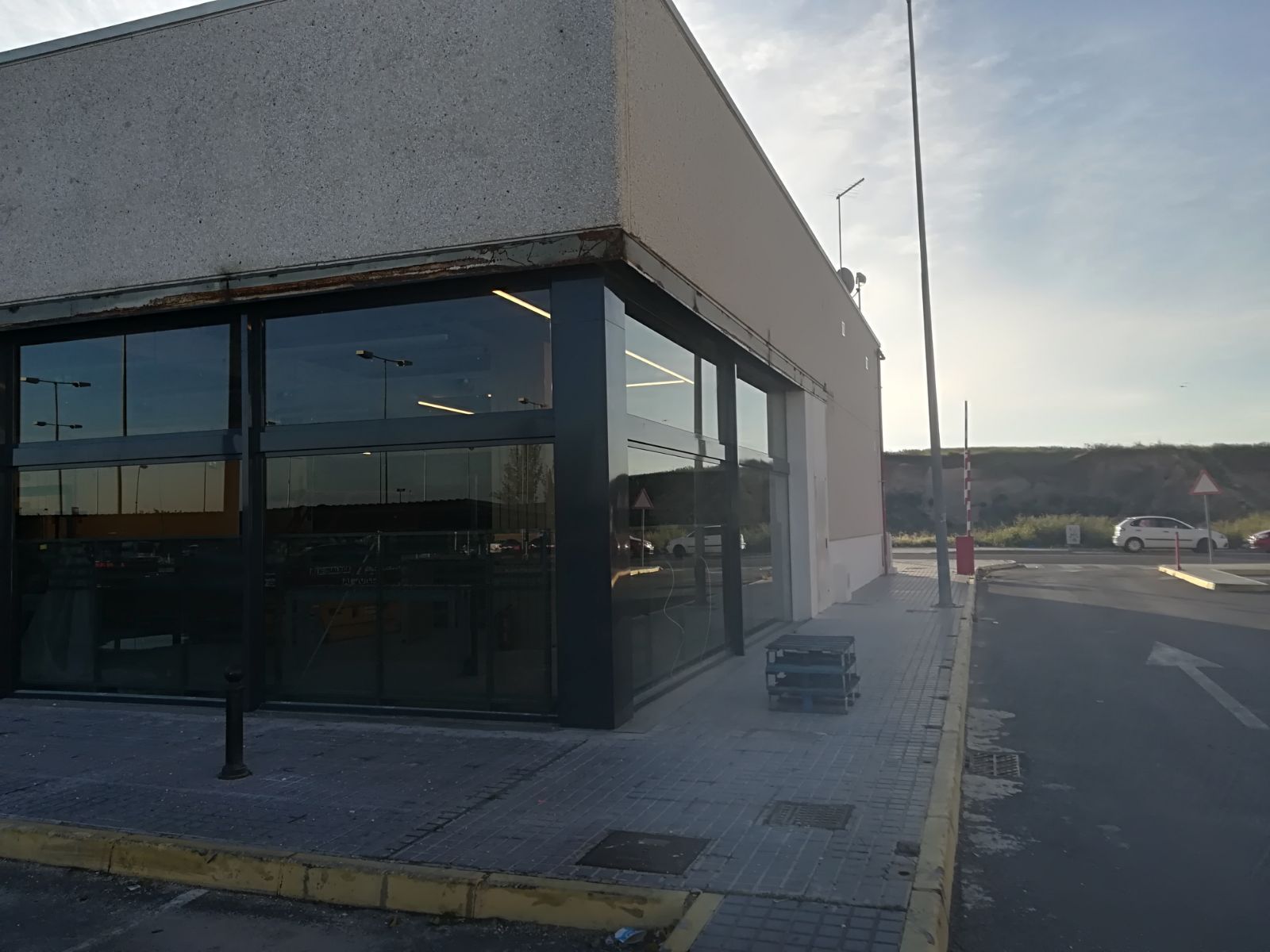 Fachada Worten Puente Genil: de LMC Glass Fachada Worten Puente Genil: de LMC Glass