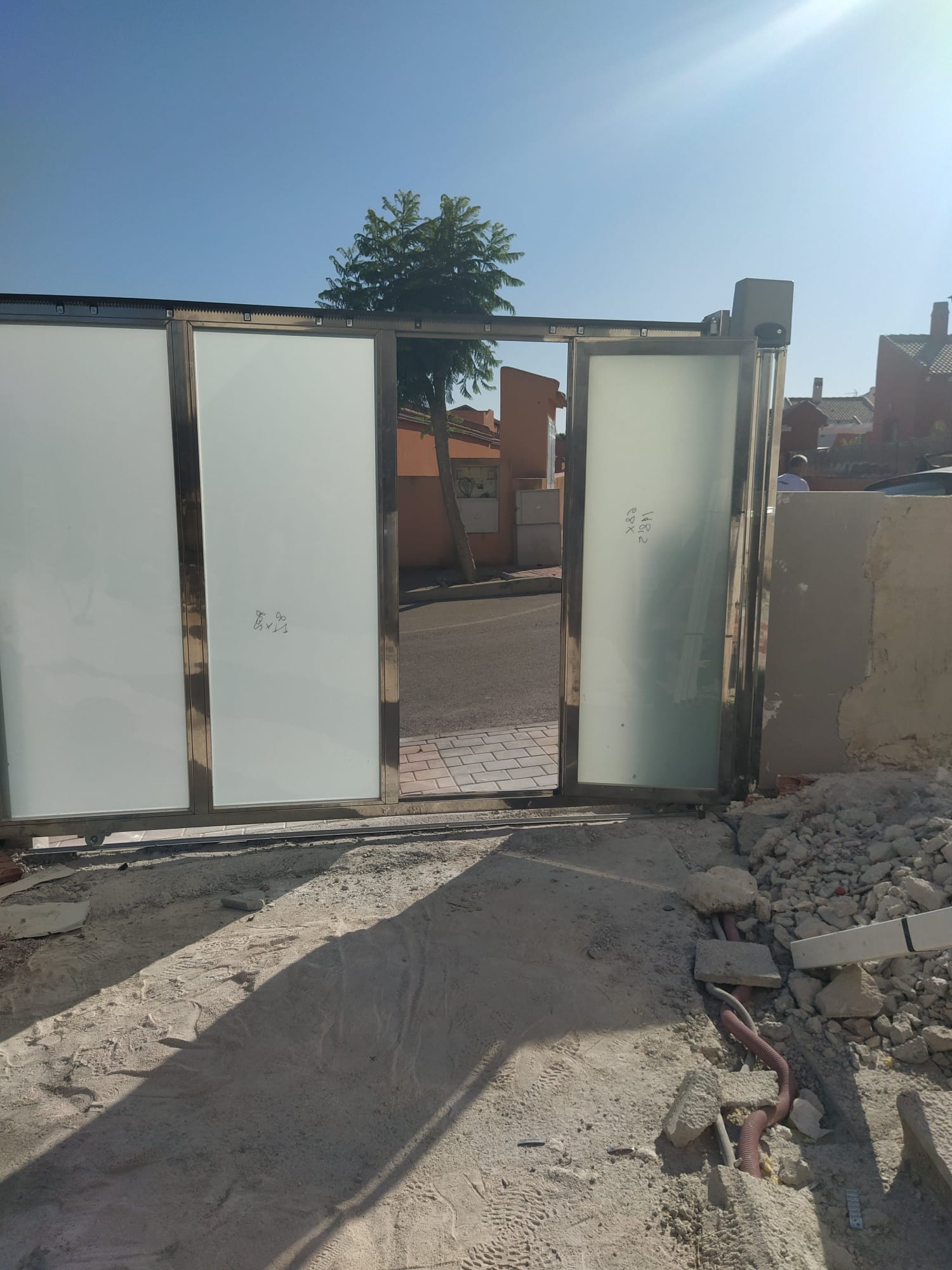 Corredera automática con puerta peatonal Corredera automática con puerta peatonal