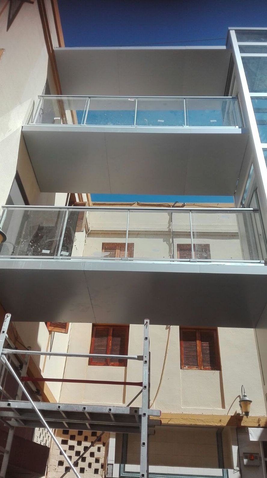 Estructura de ascensor exterior  con pasarela por Jaco Construcciones